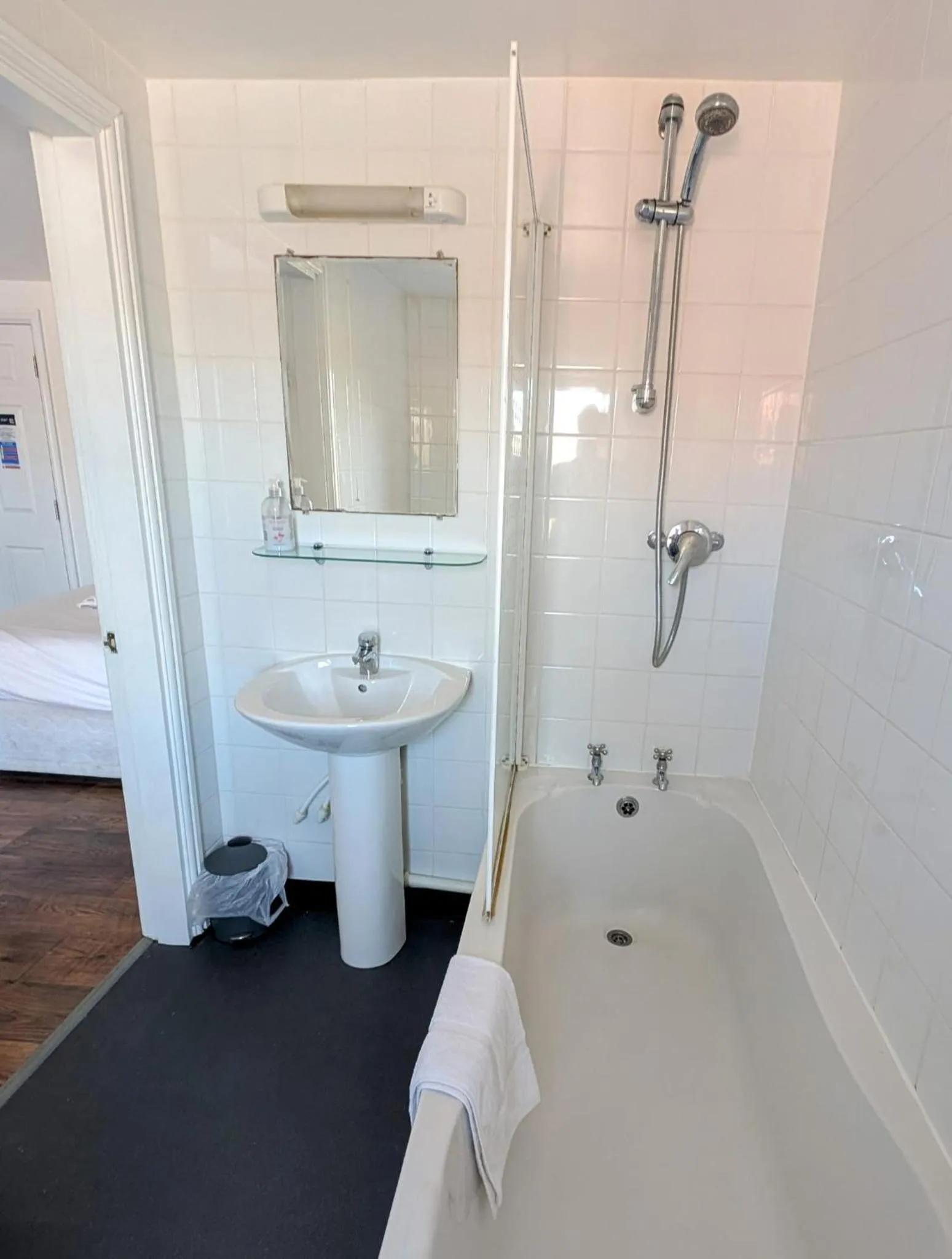 Bath in OYO Aparthotel Hathern - Loughborough