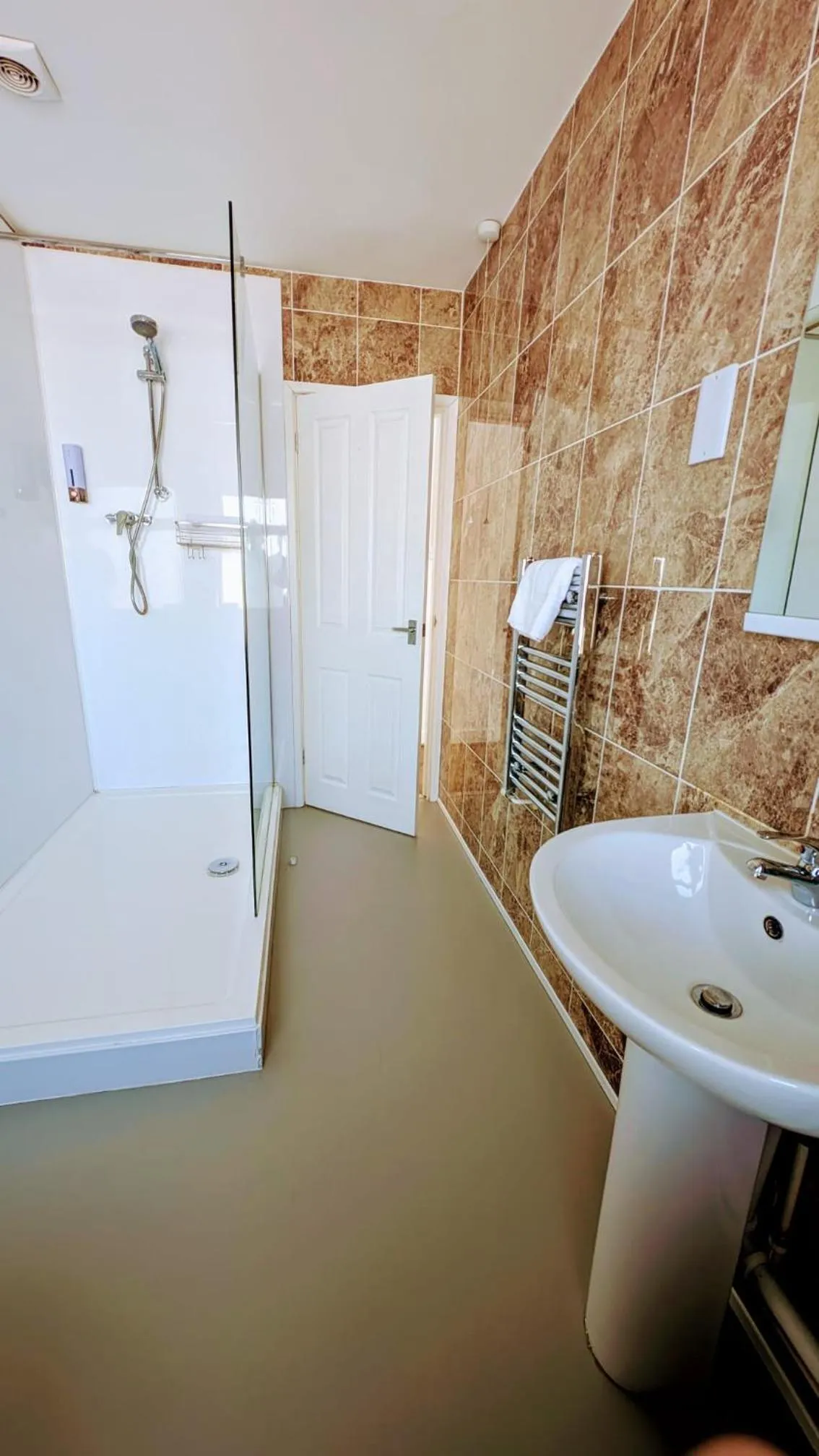 Bathroom in OYO Aparthotel Hathern - Loughborough