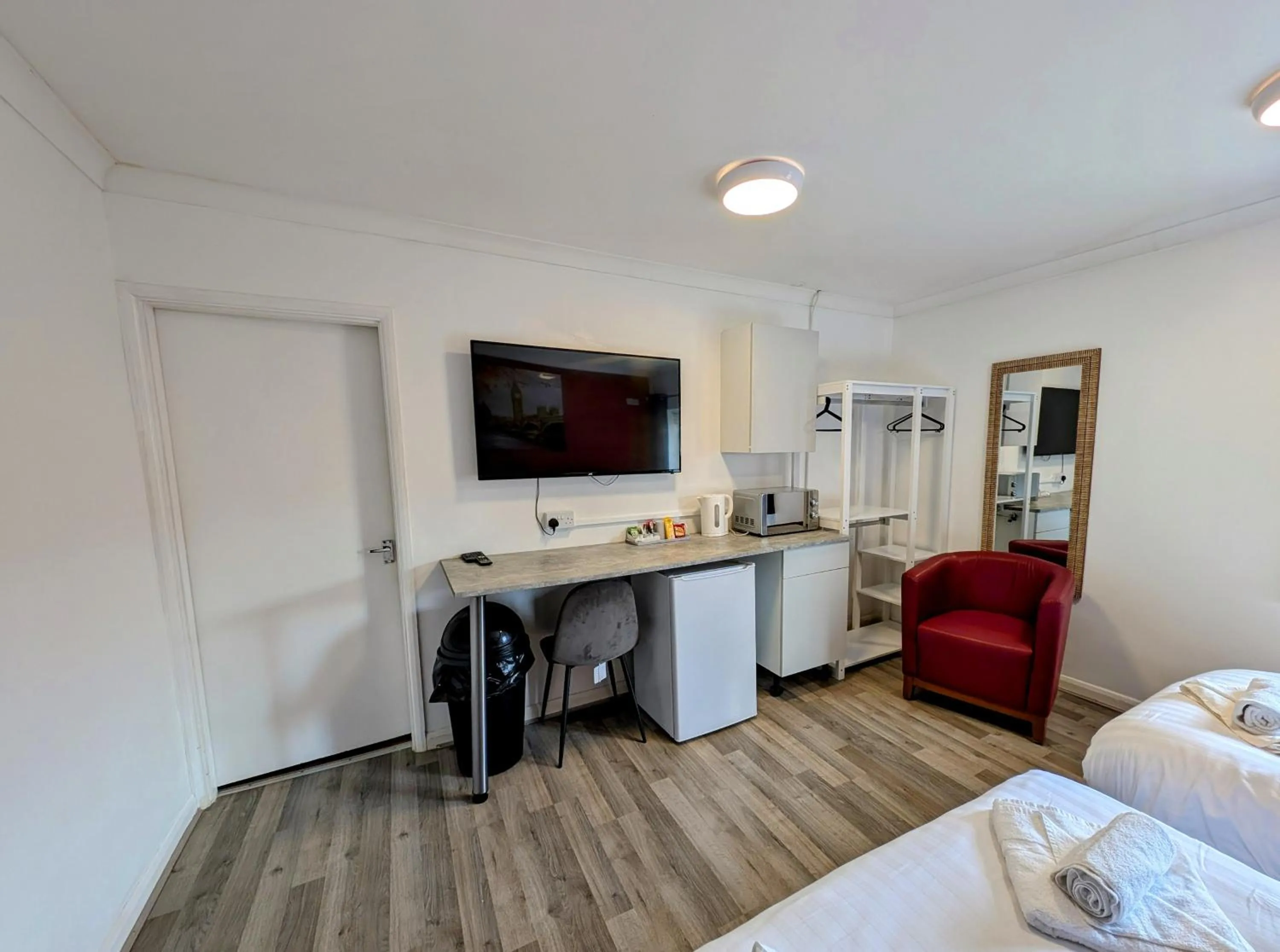 Bedroom, Bed in OYO Aparthotel Hathern - Loughborough