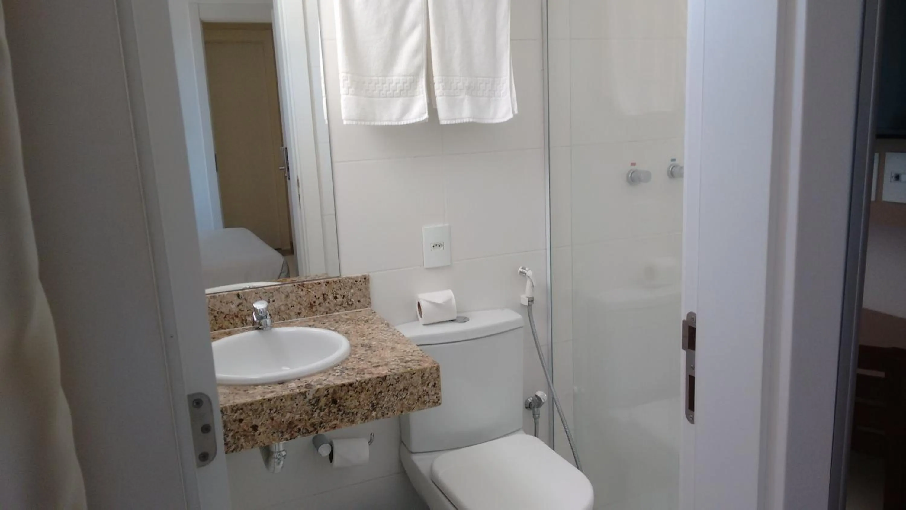 Bathroom in Atalaia Apart Hotel