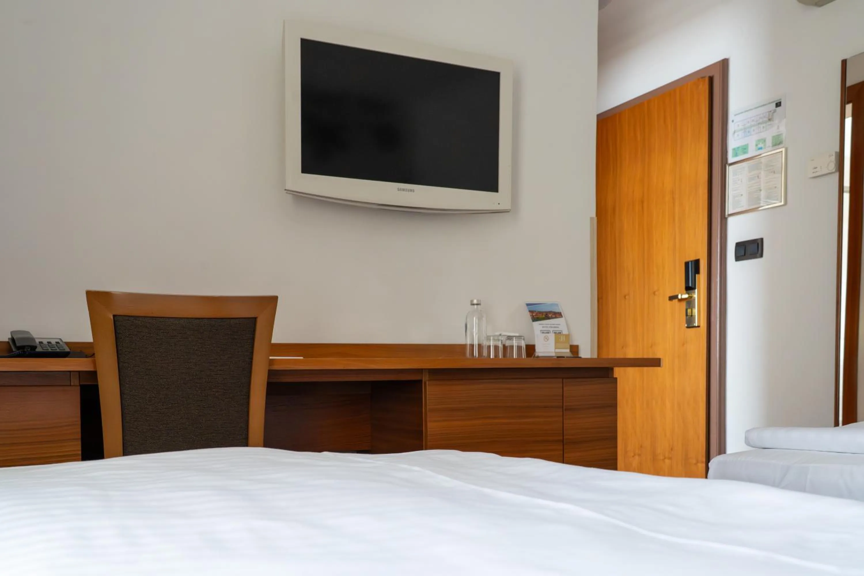 Bedroom, Bed in Hotel Piramida