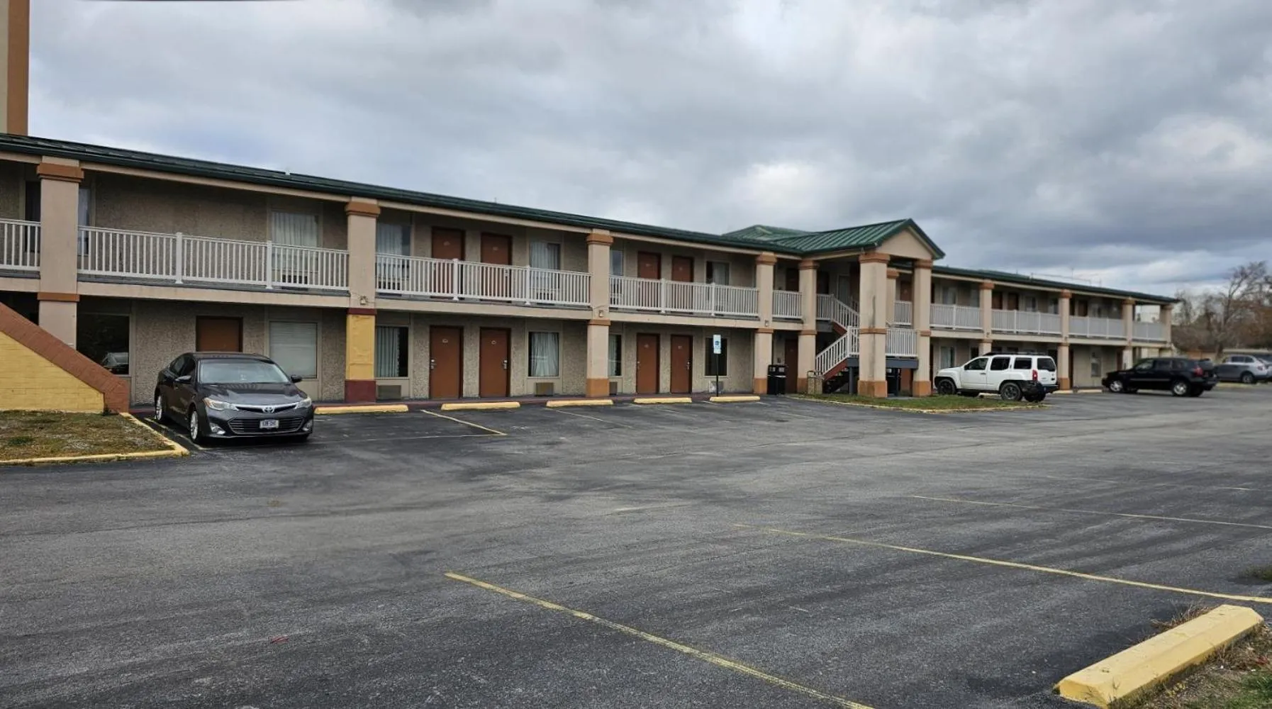 Property building in Americas Best Value Inn Mount Vernon