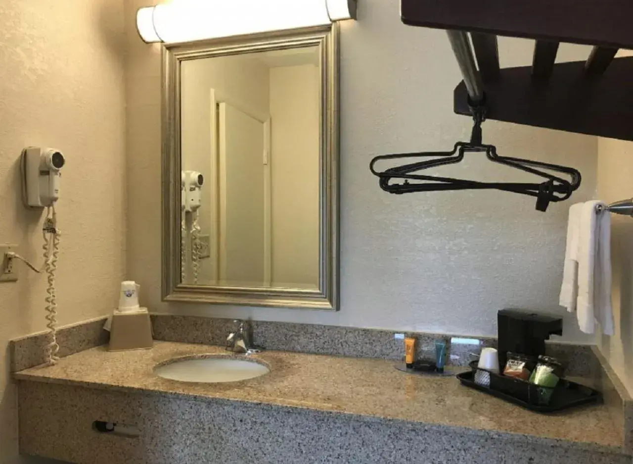 Standard Double Room - single occupancy in Americas Best Value Inn Mount Vernon Standard Double Room - single occupancy in Americas Best Value Inn Mount Vernon