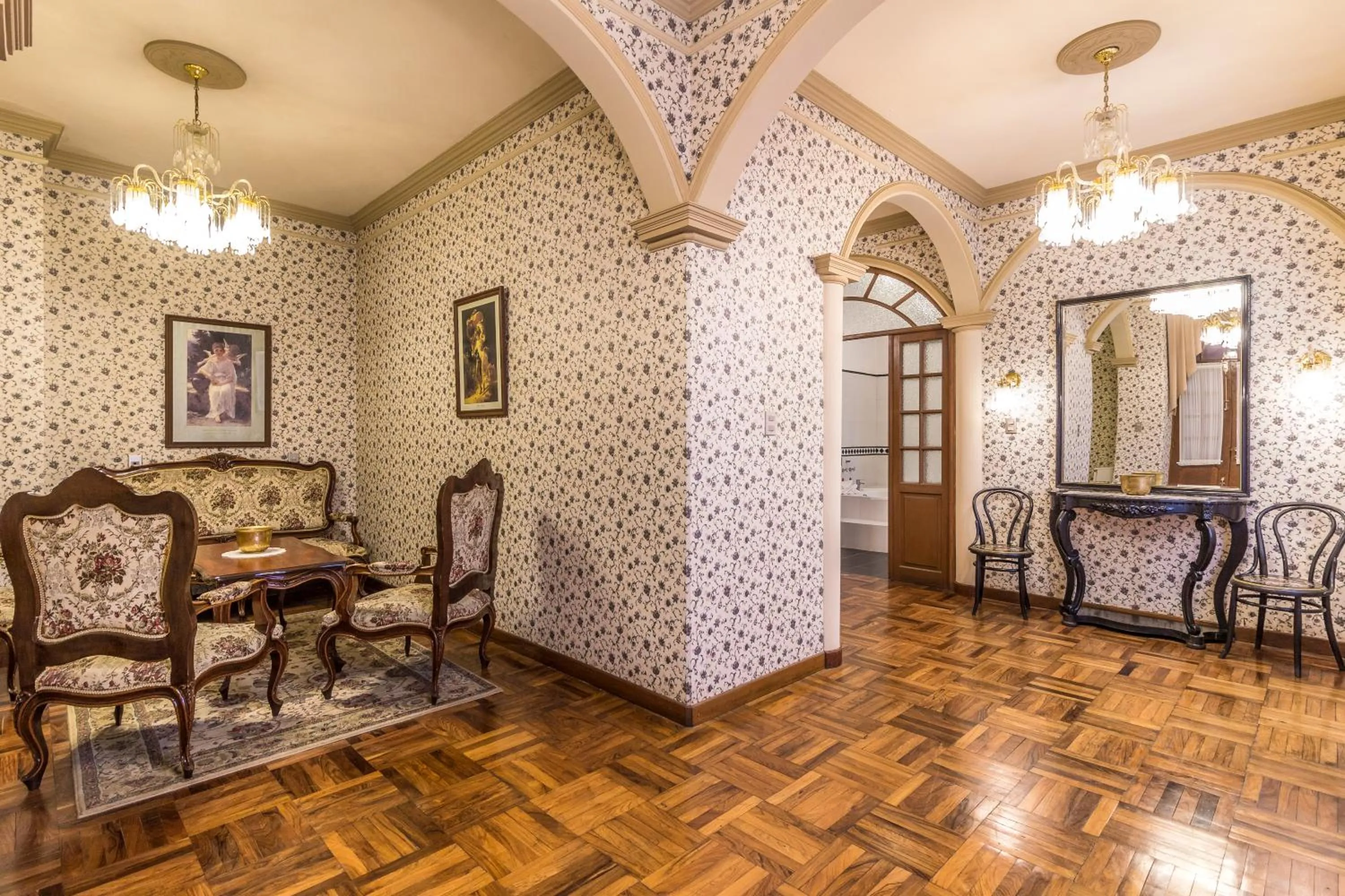Living room in Capital Plaza Hotel
