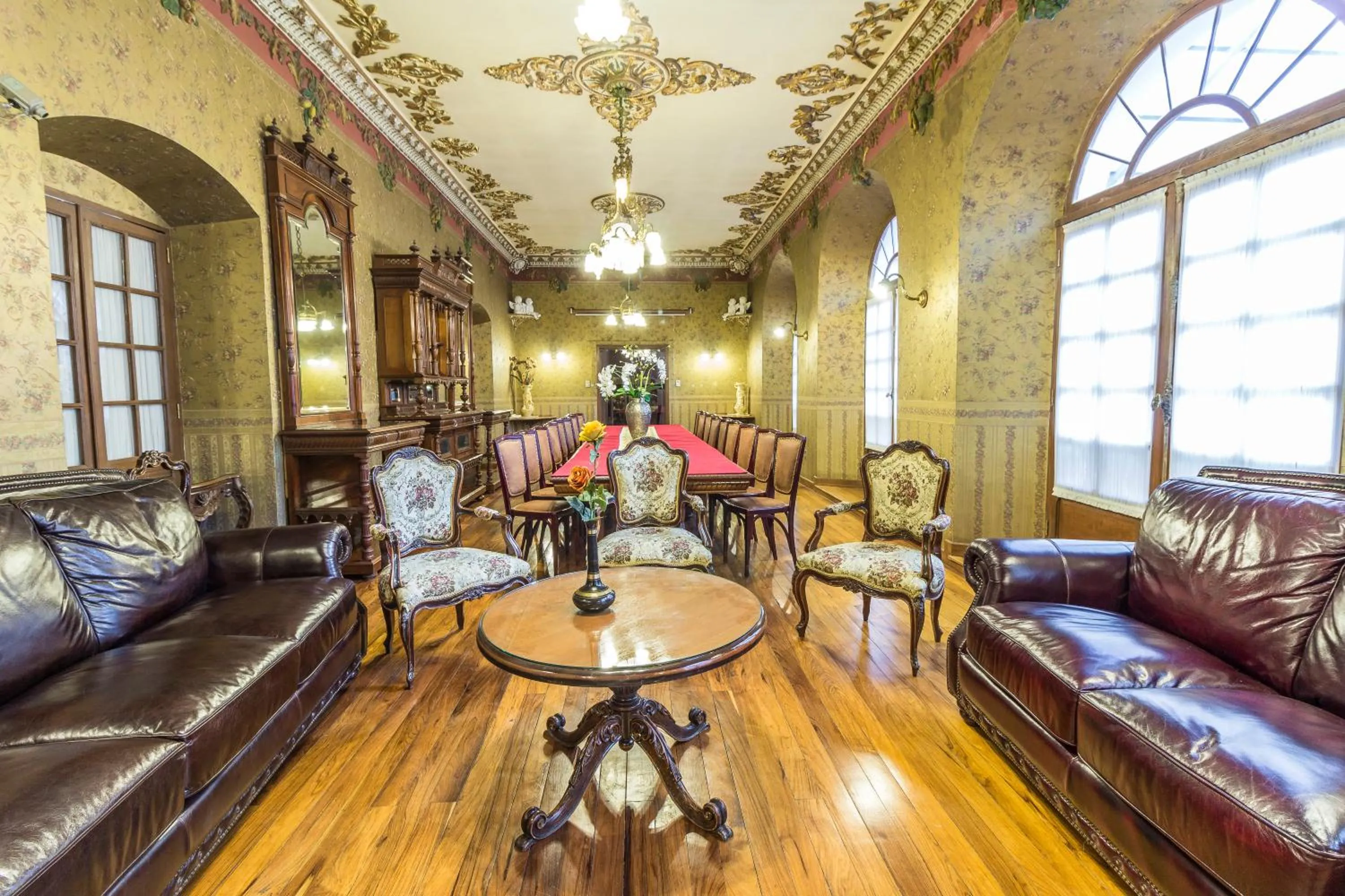 Living room in Capital Plaza Hotel