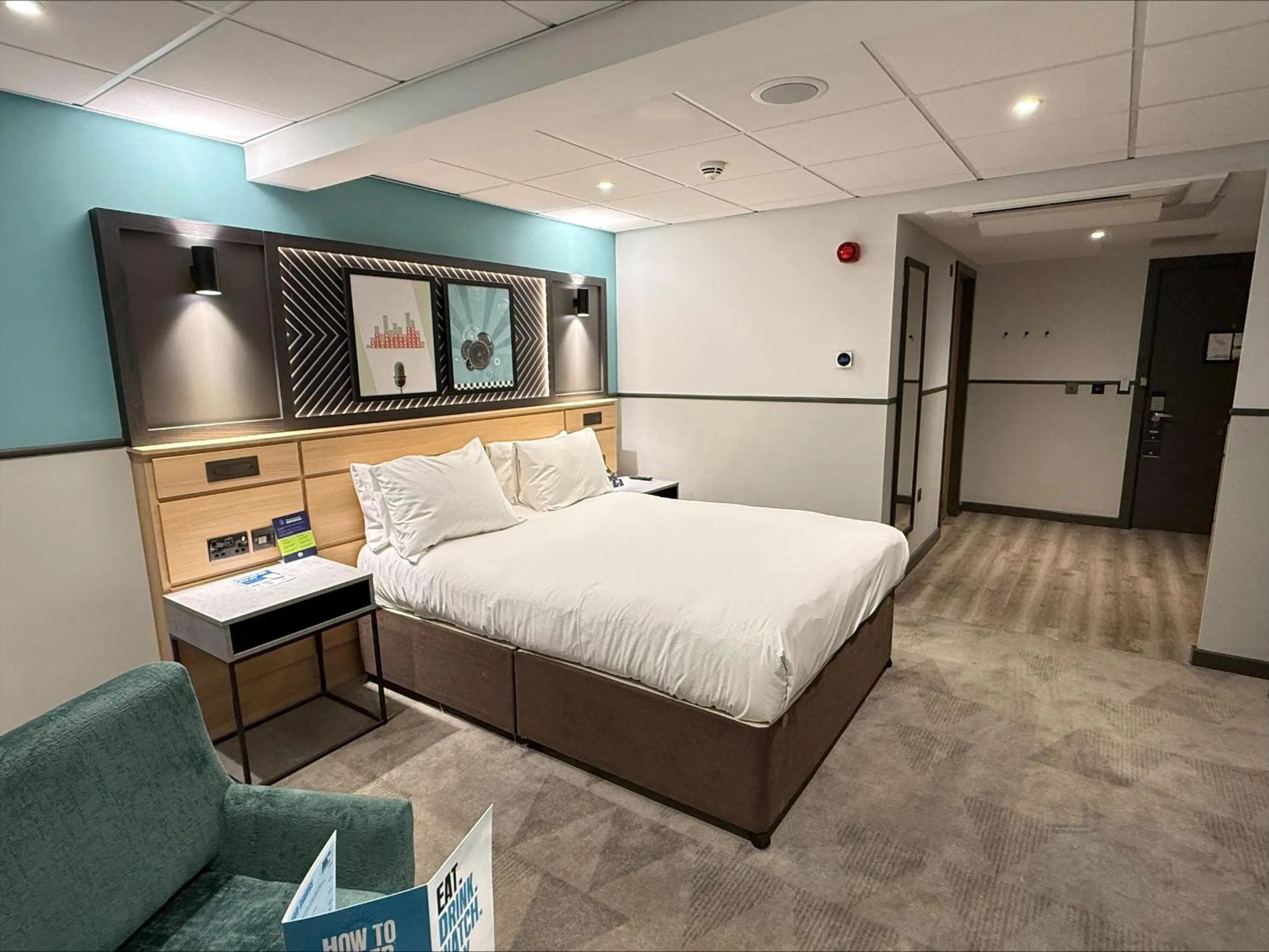 Bedroom, Bed in DoubleTree by Hilton Coventry Building Society Arena