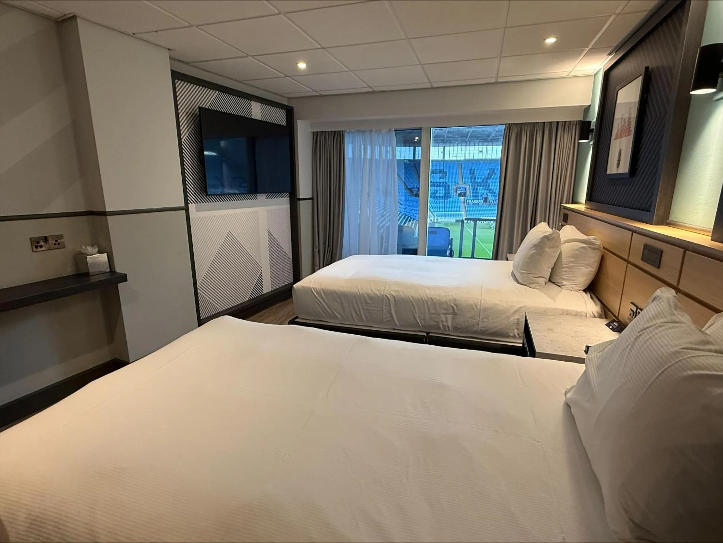 Bedroom, Bed in DoubleTree by Hilton Coventry Building Society Arena