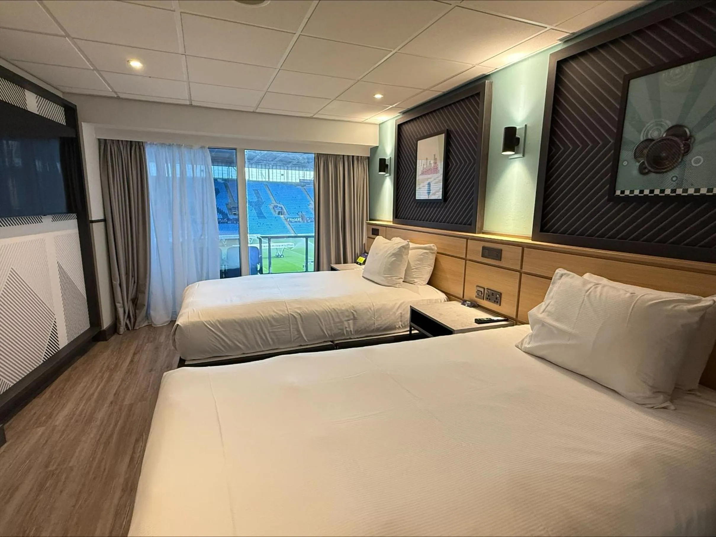 Bedroom, Bed in DoubleTree by Hilton Coventry Building Society Arena