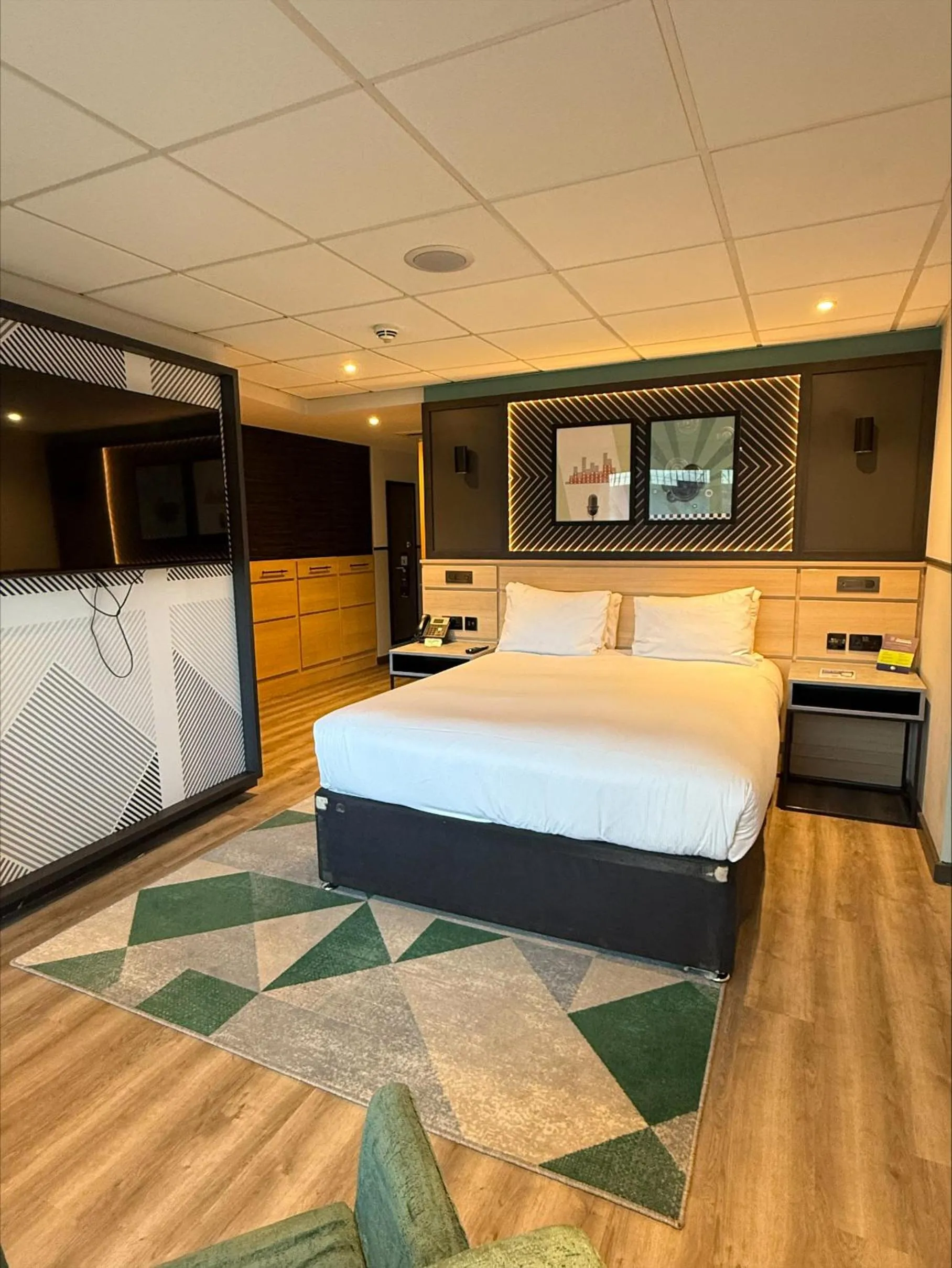 Bedroom, Bed in DoubleTree by Hilton Coventry Building Society Arena