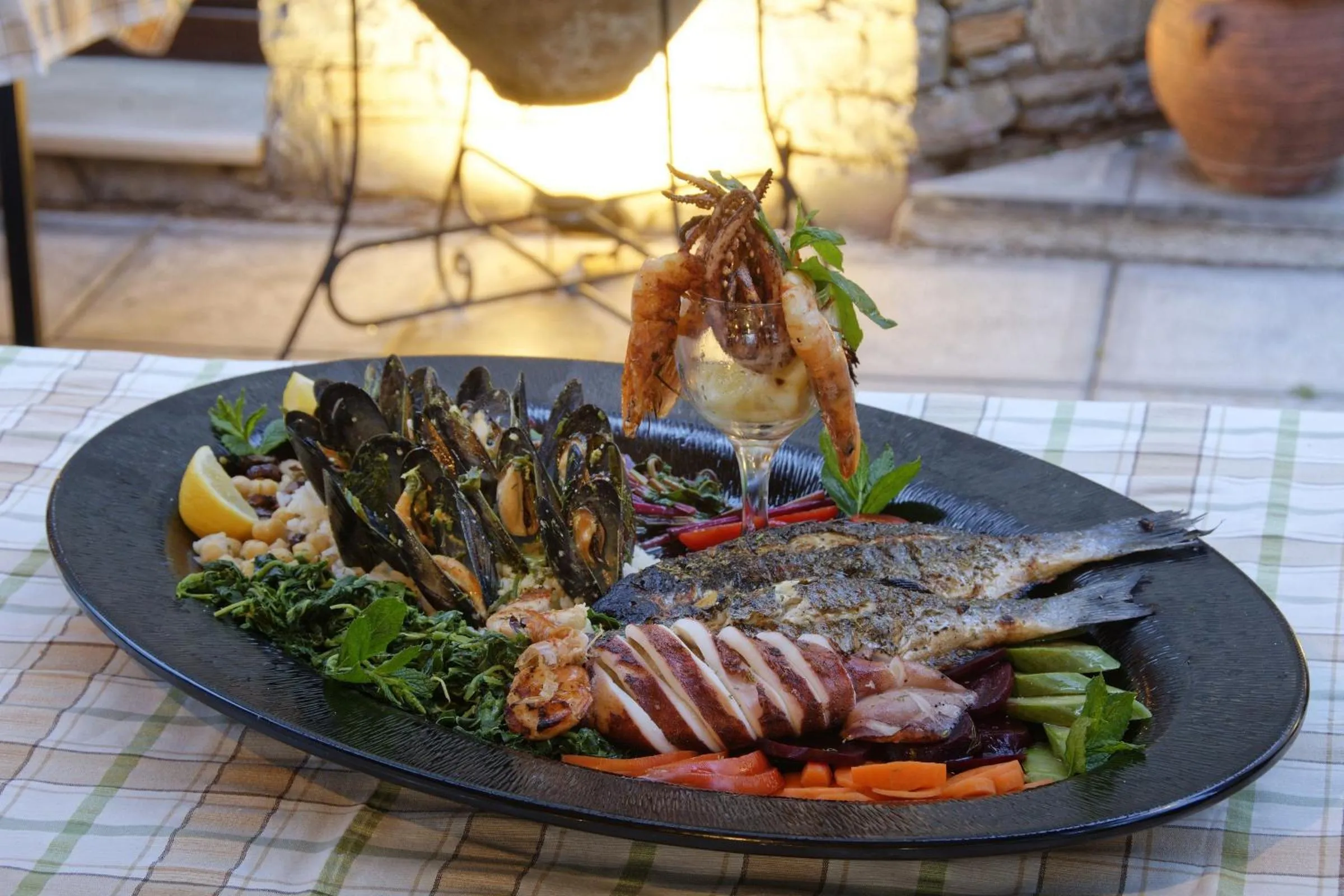 Restaurant/places to eat in Enalion Hotel