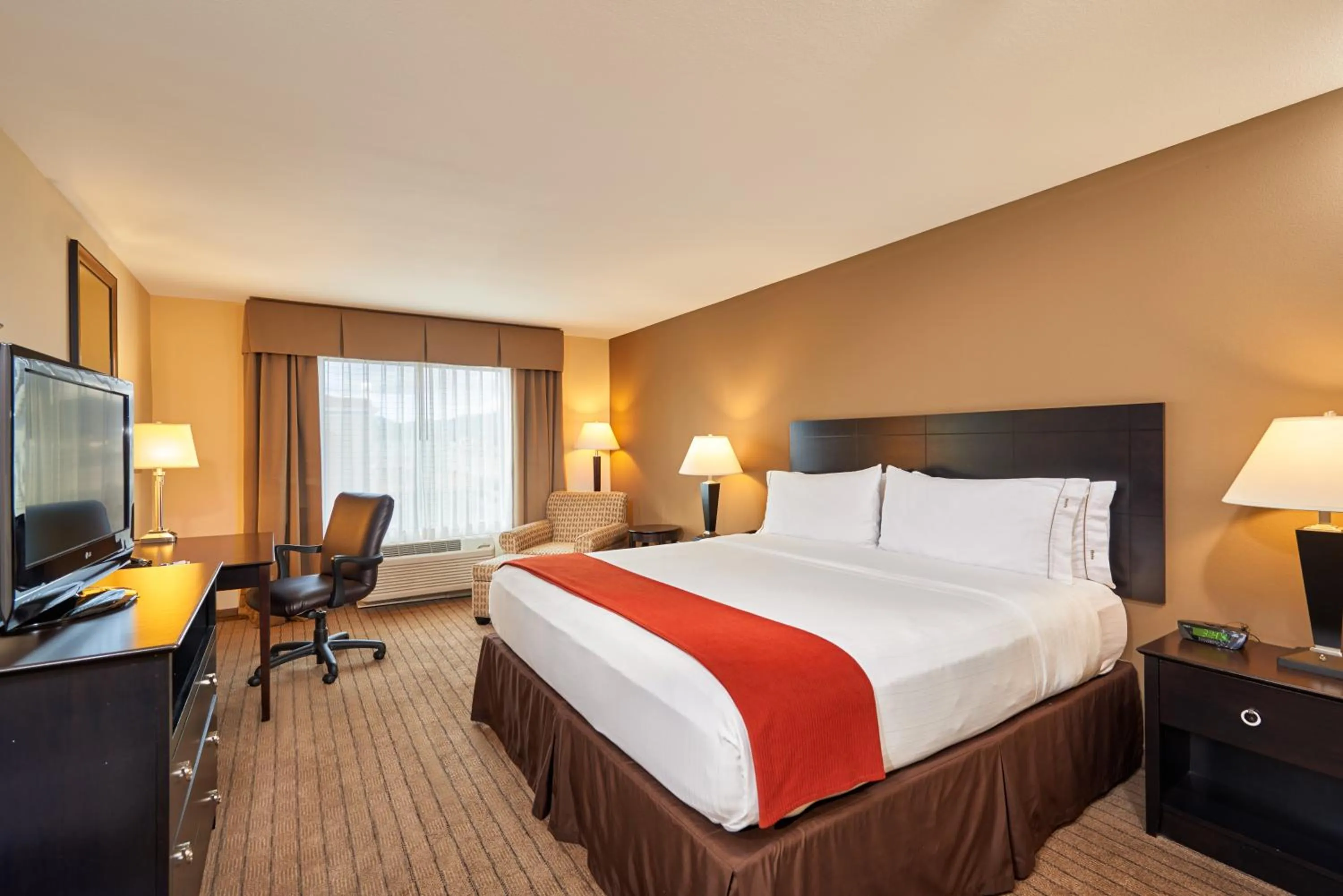 Photo of the whole room, Bed in Holiday Inn Express & Suites El Paso Airport by IHG