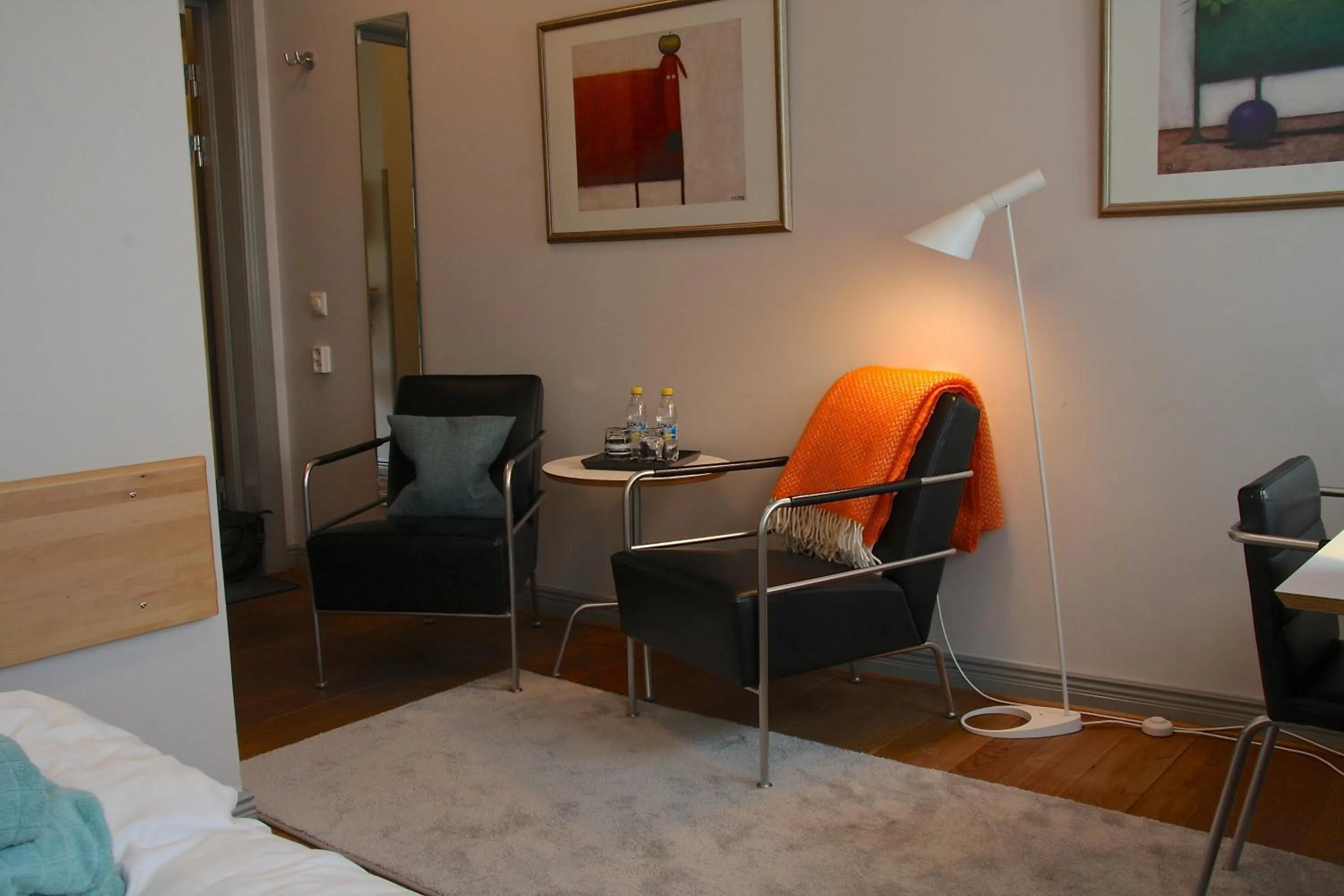 Seating area, Bed in Hotell Oskar