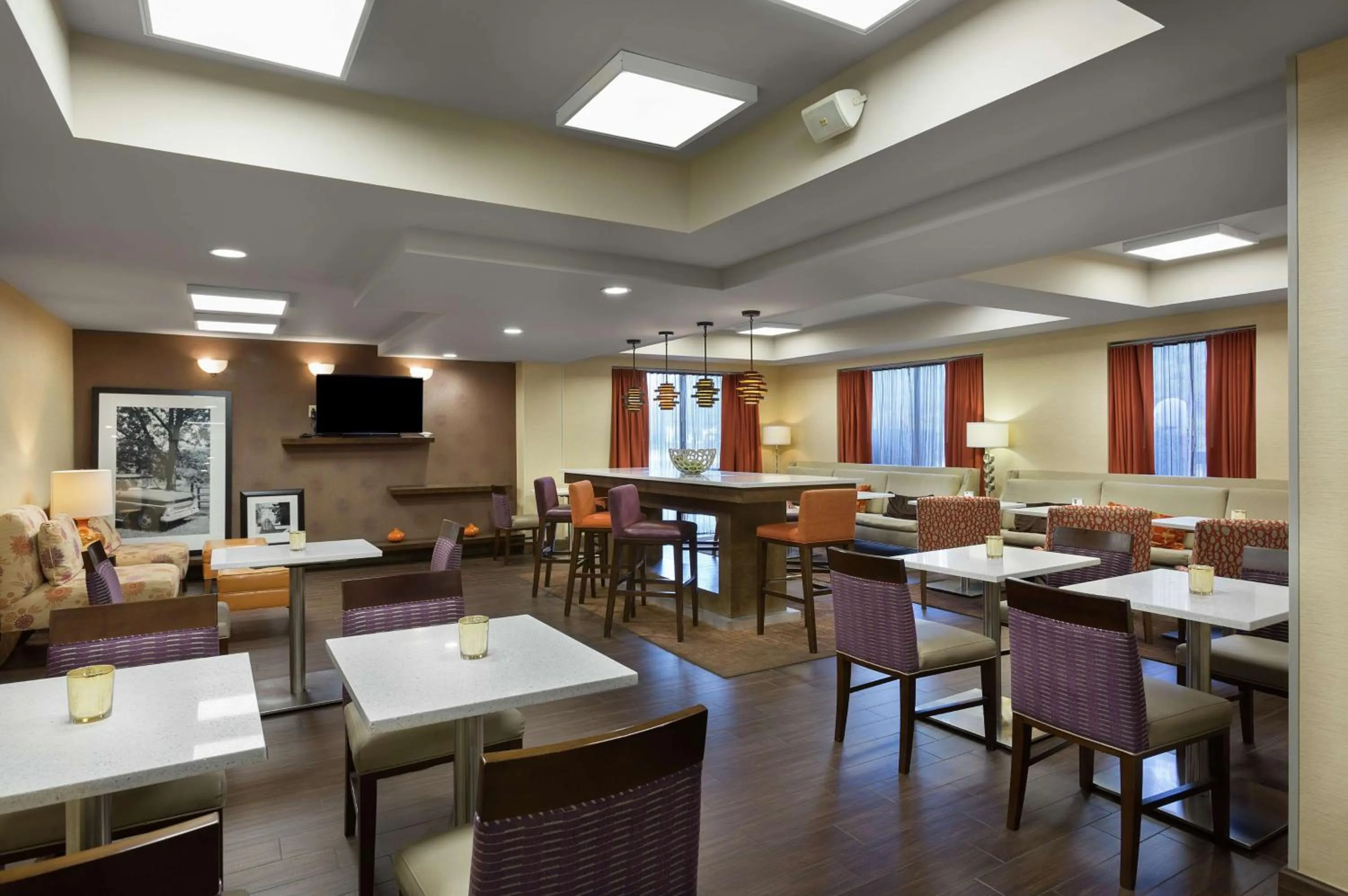 Dining area in Hampton Inn Greenville/Travelers Rest