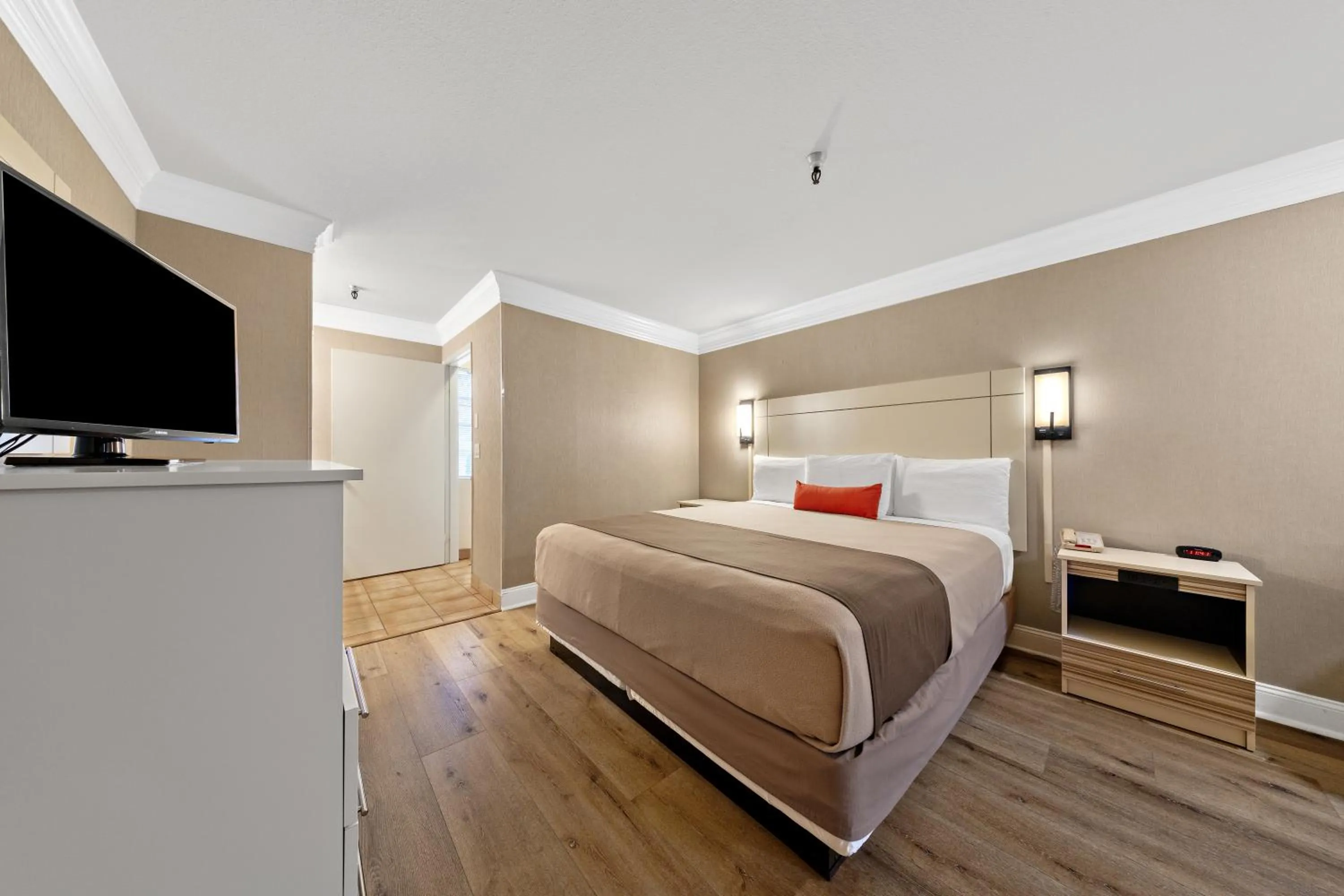 Bed in Americas Best Value Inn San Clemente Beach