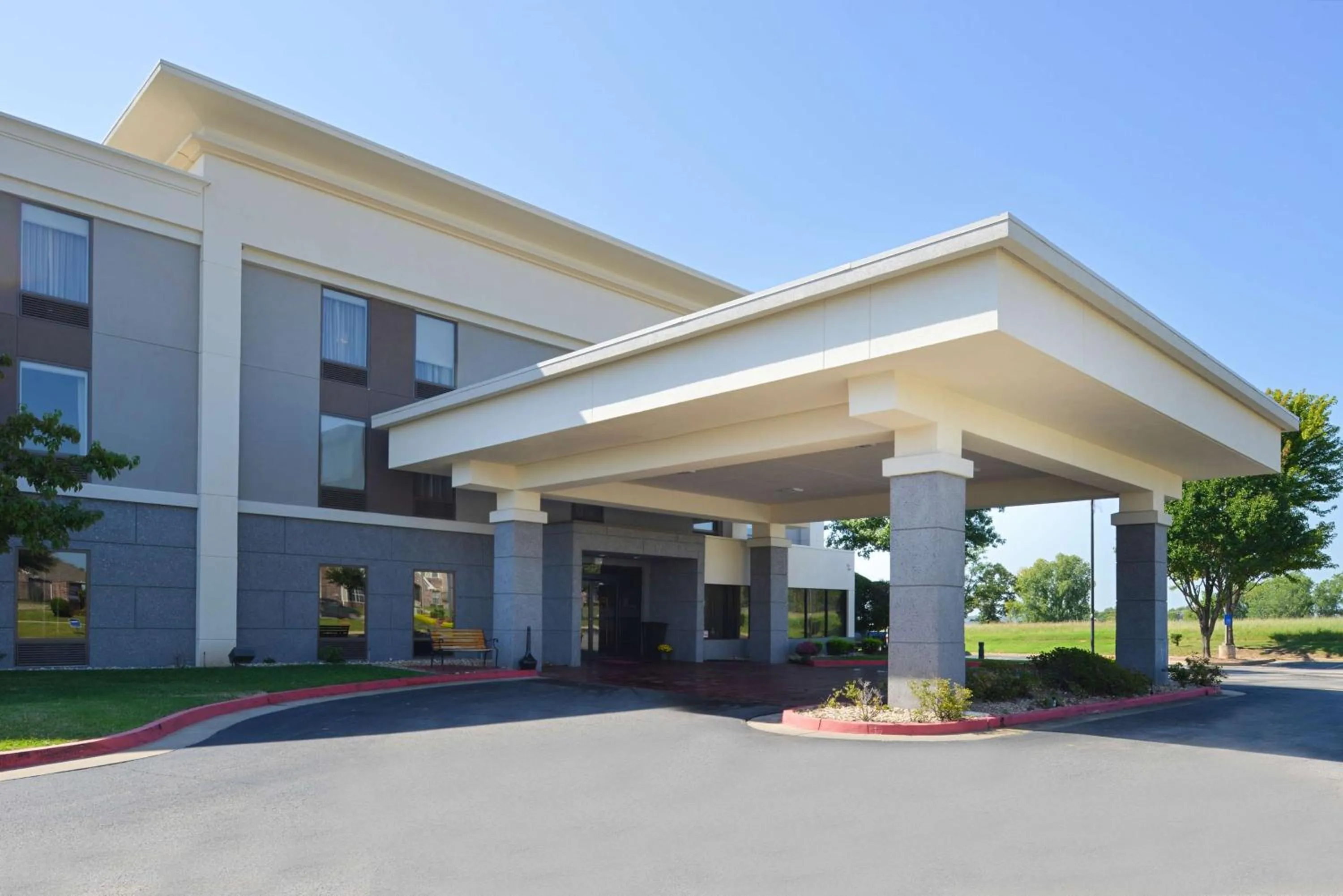 Property building in Hampton Inn Tulsa Sand Springs