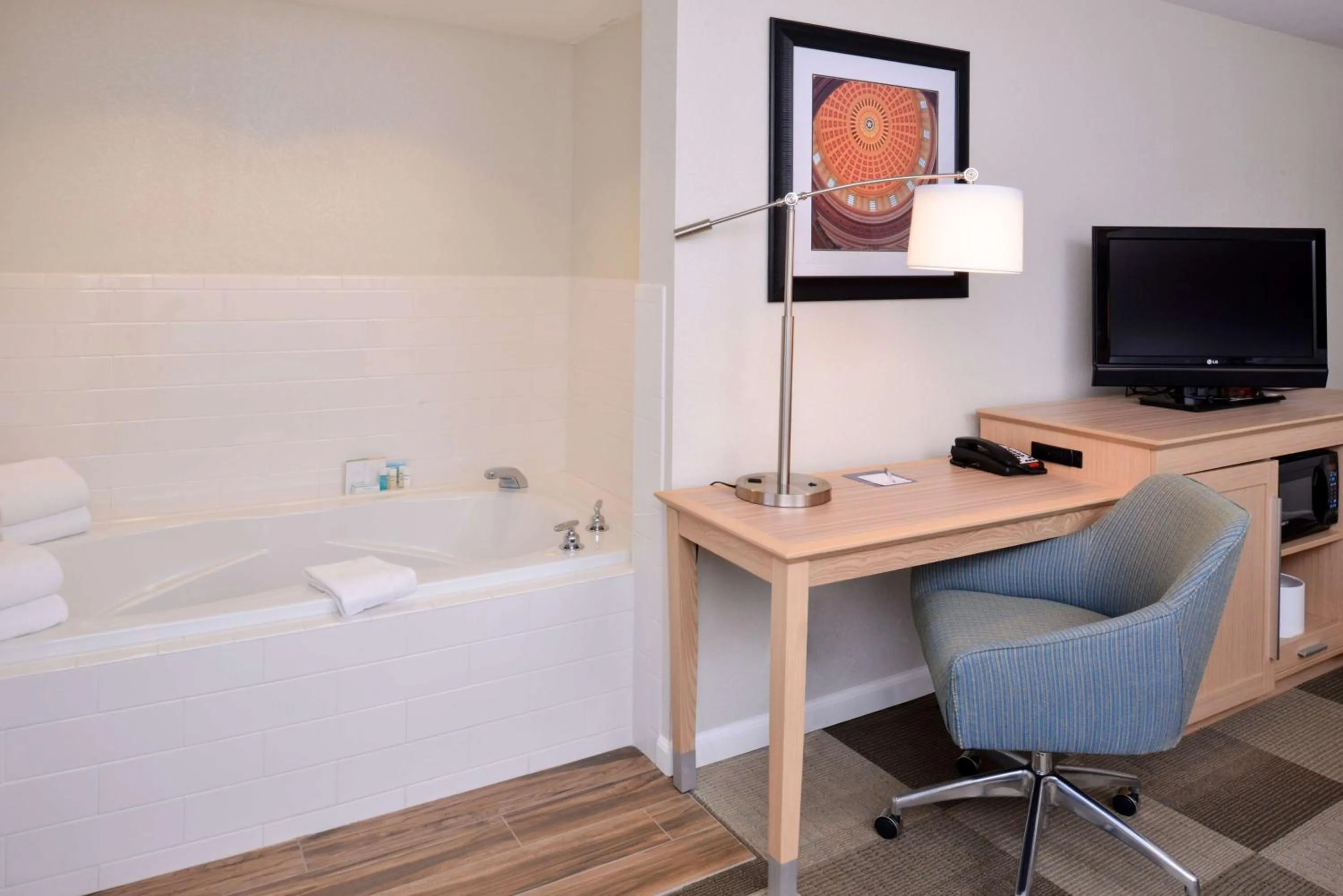 Bed in Hampton Inn Tulsa Sand Springs