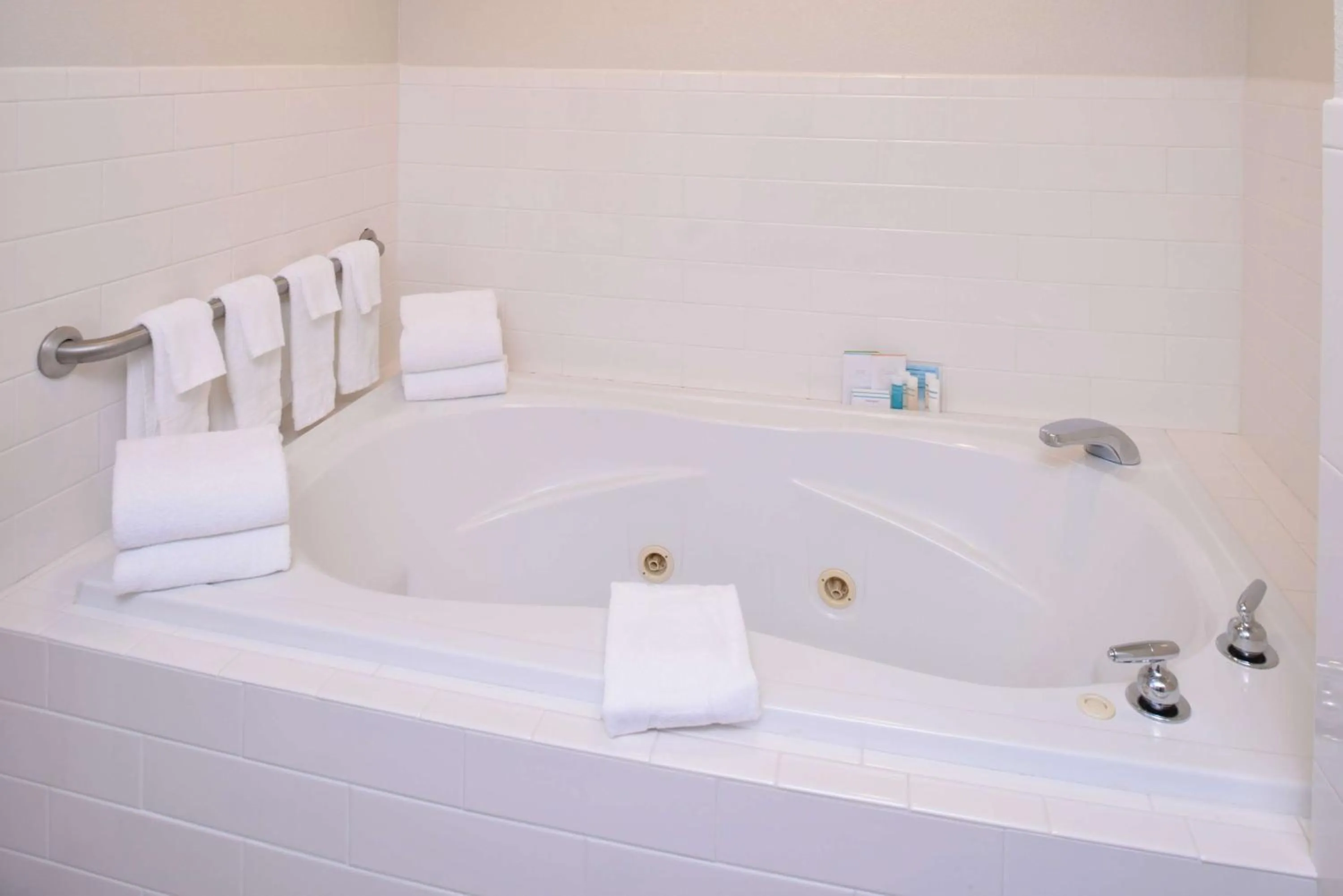 Bathroom in Hampton Inn Tulsa Sand Springs