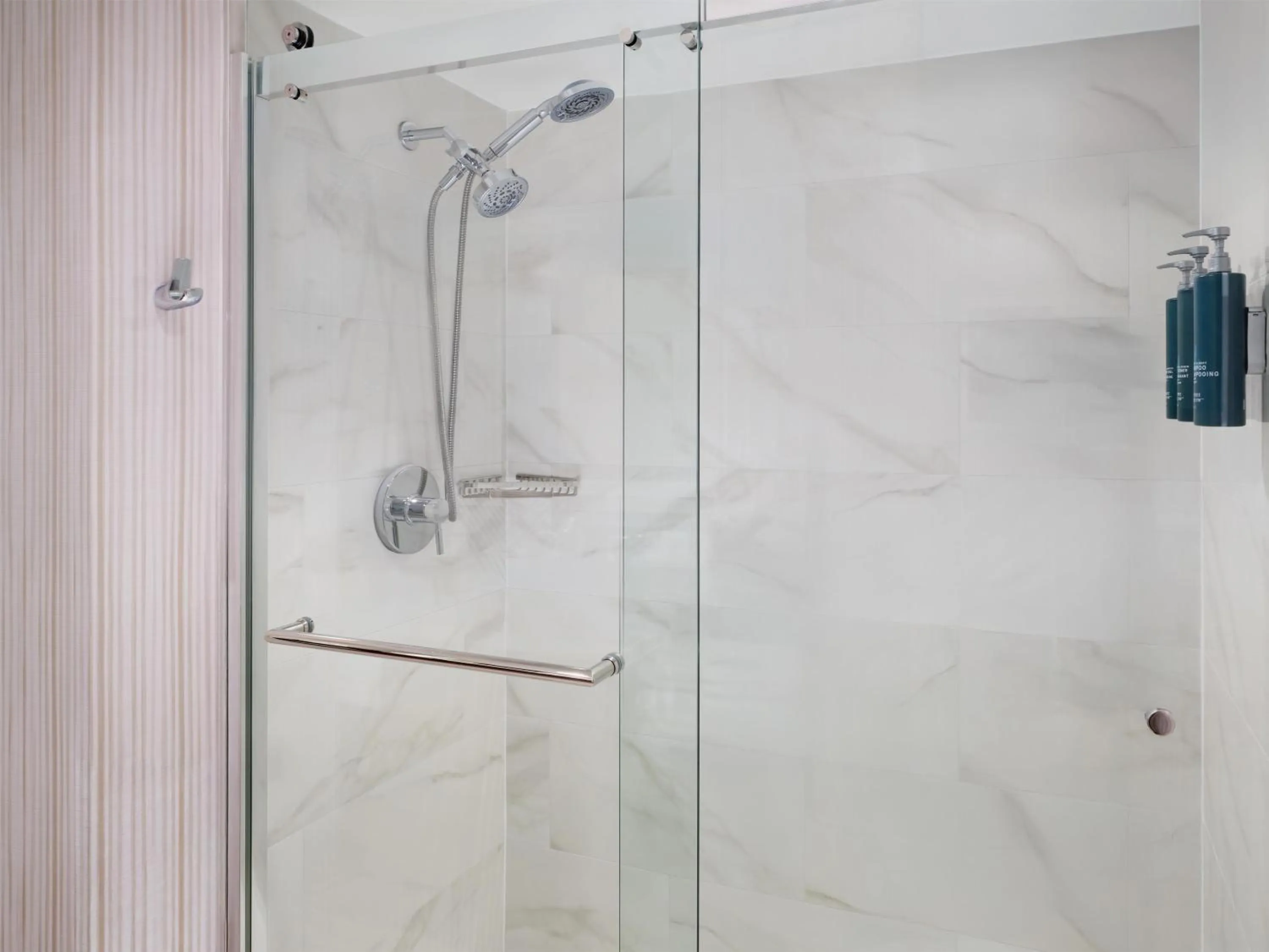 Bathroom in Hilton Washington DC/Rockville Hotel & Executive Meeting Center