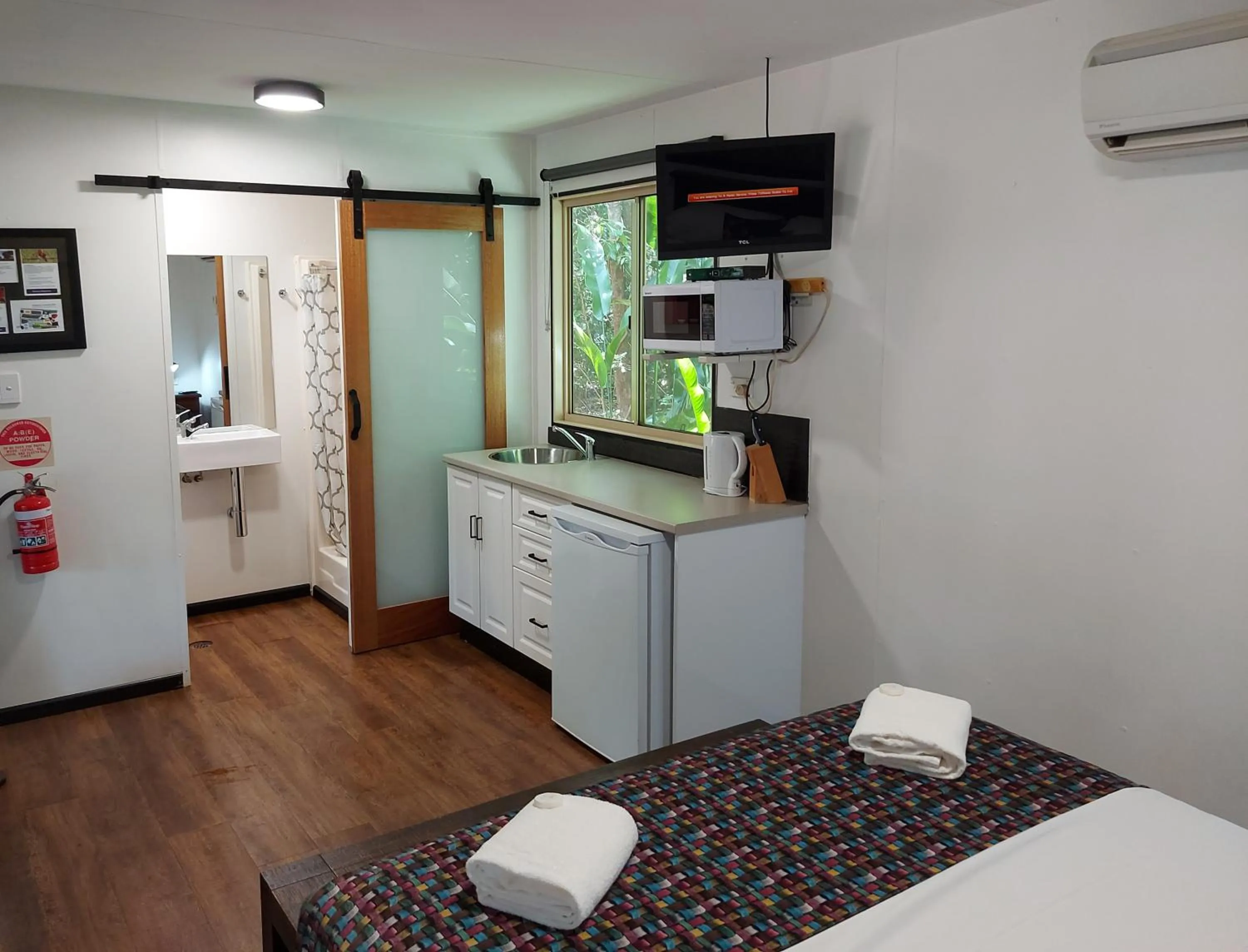 Living room, Bed in Litchfield Tourist Park