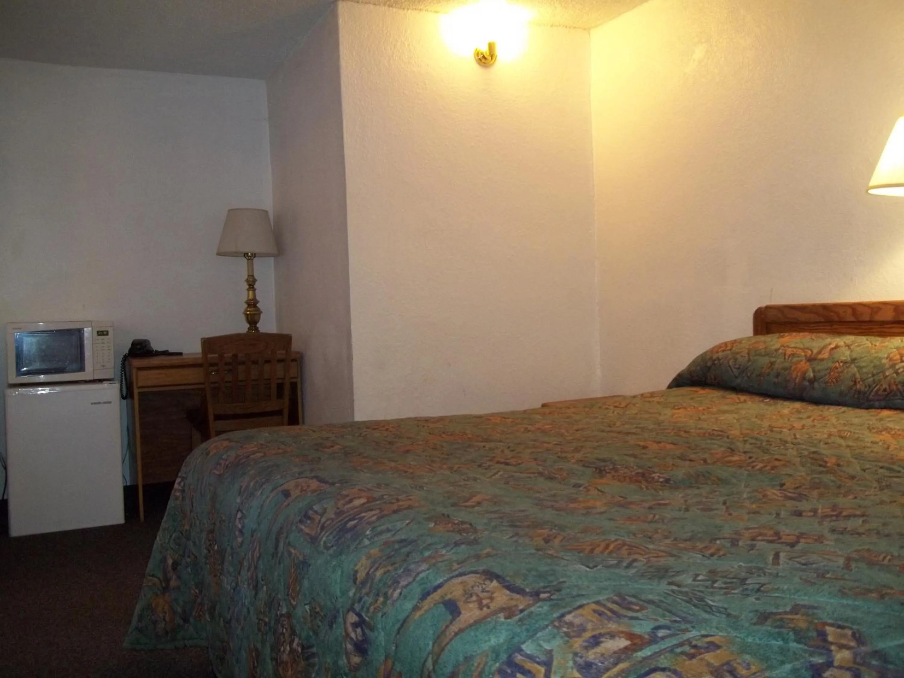 Bed in National 9 Inn Sand Canyon