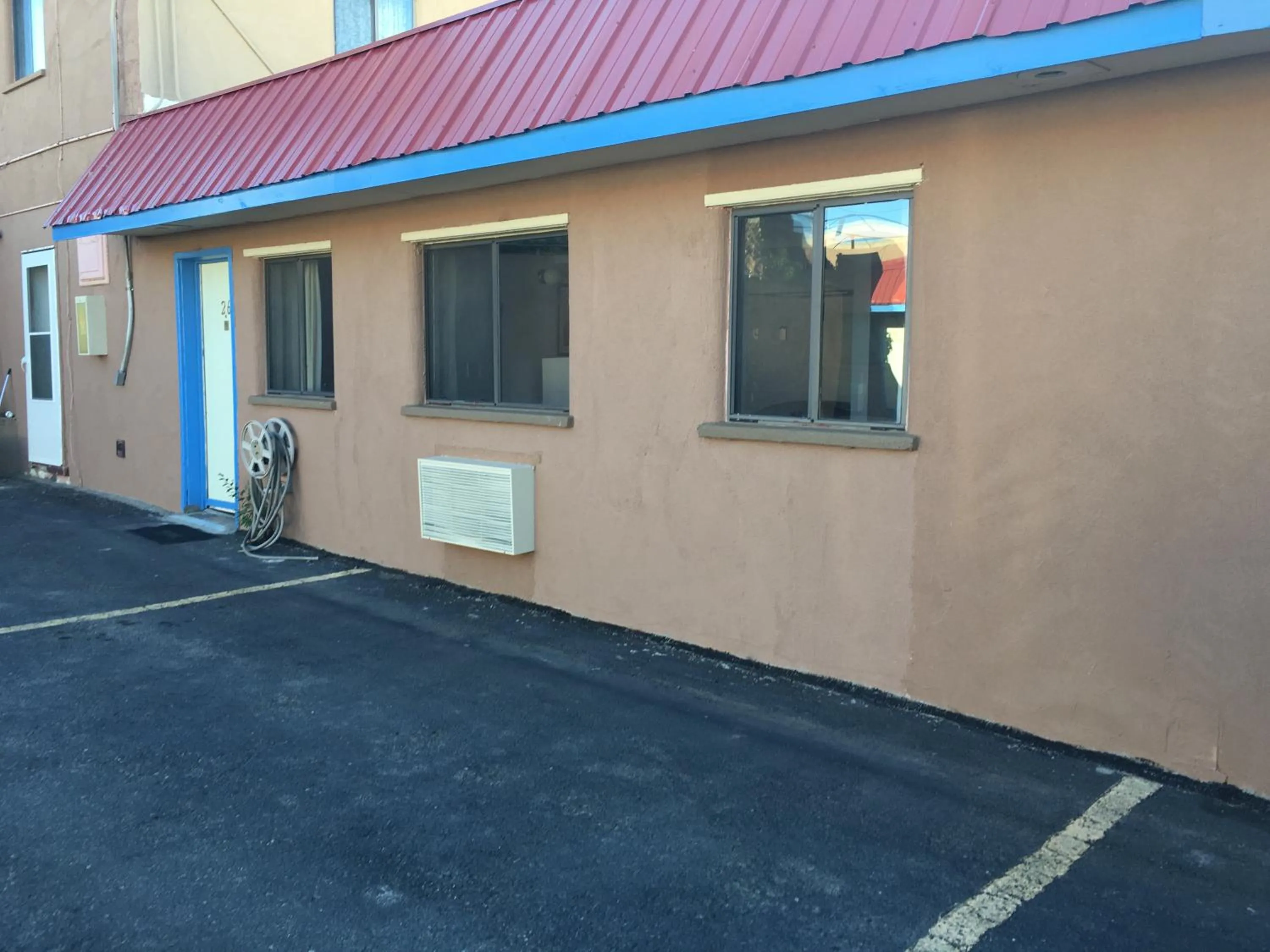 Property building in National 9 Inn Sand Canyon