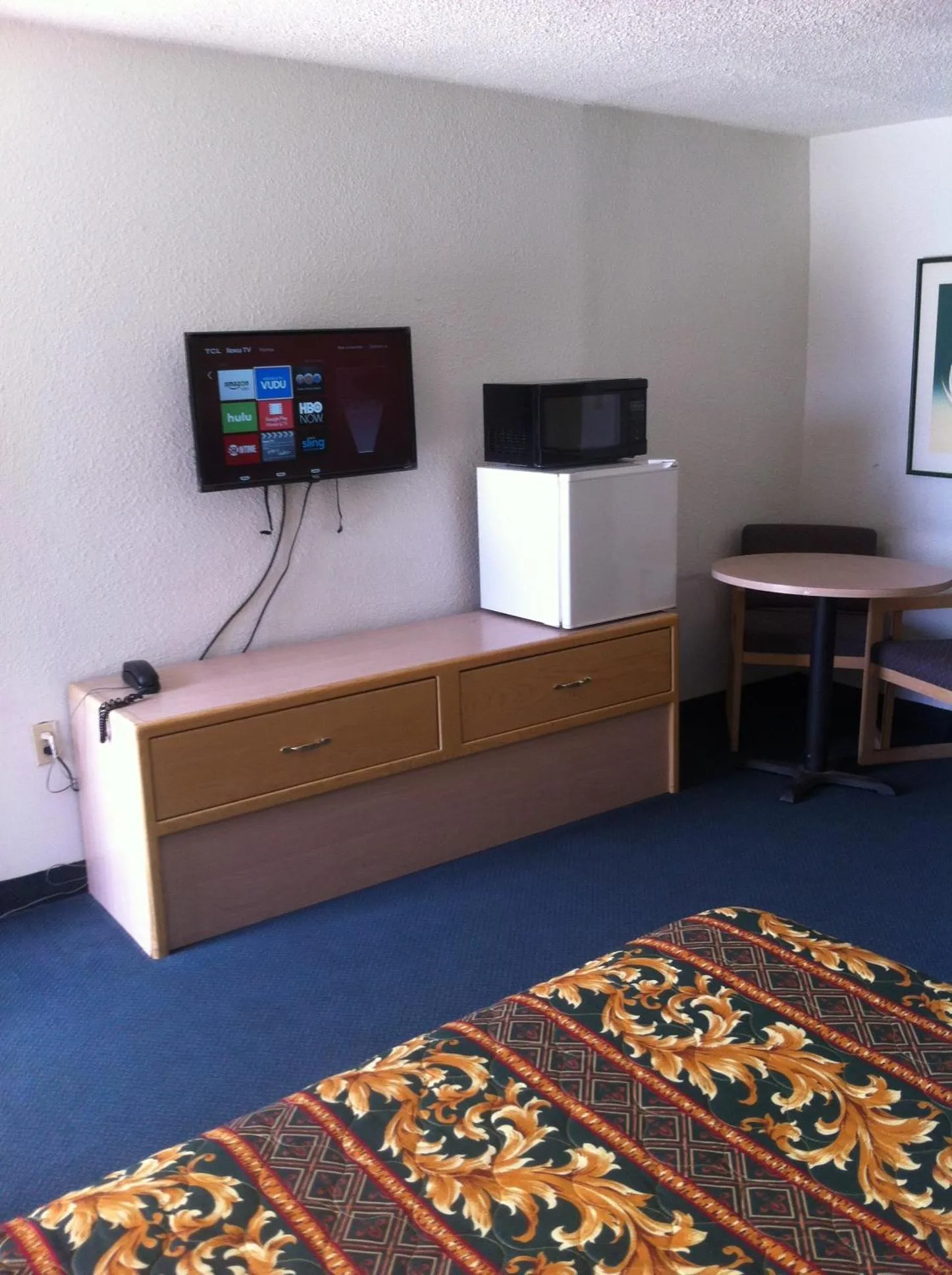 TV and multimedia, Bed in National 9 Inn Sand Canyon