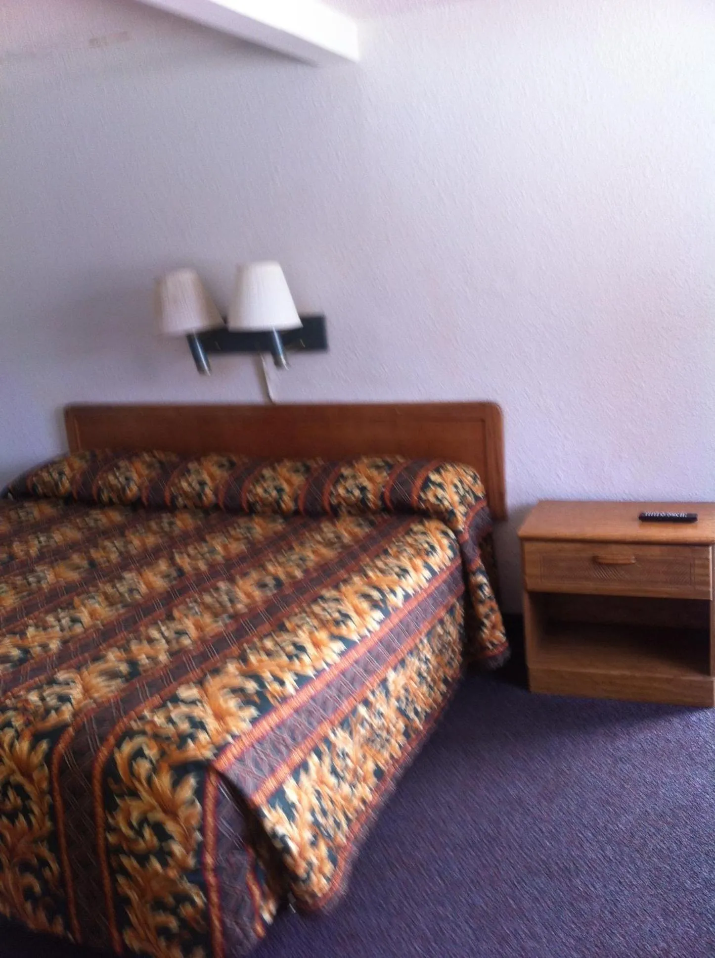 Bed in National 9 Inn Sand Canyon