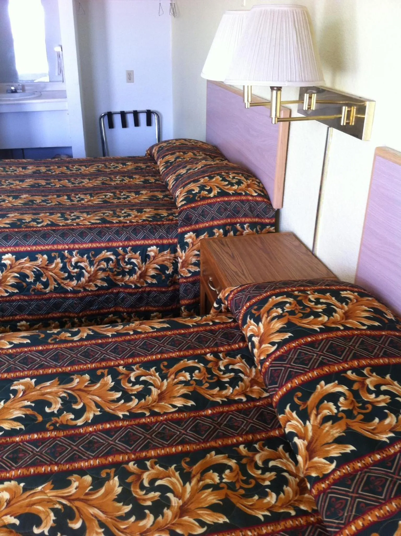 Bed in National 9 Inn Sand Canyon