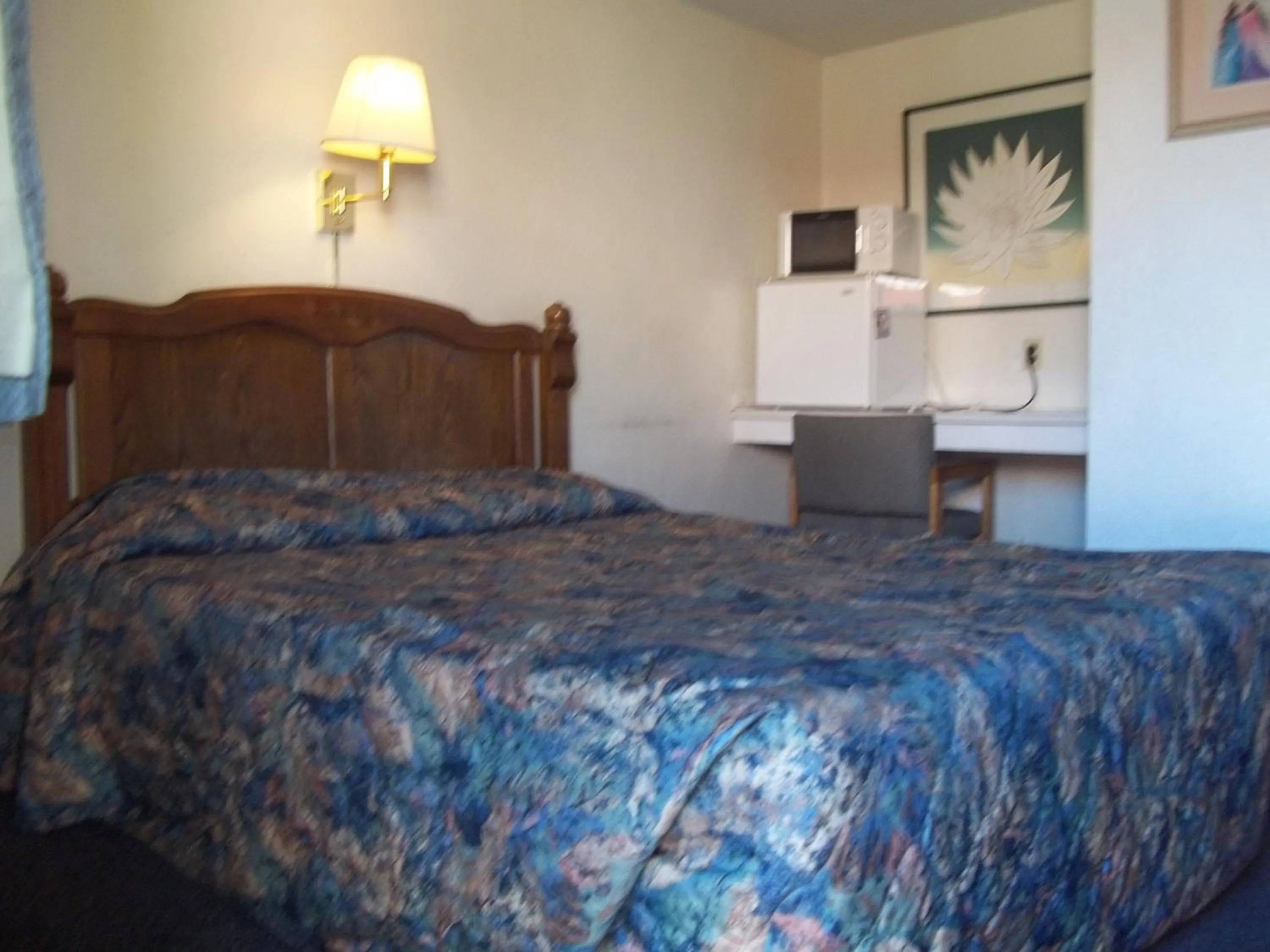 Bed in National 9 Inn Sand Canyon