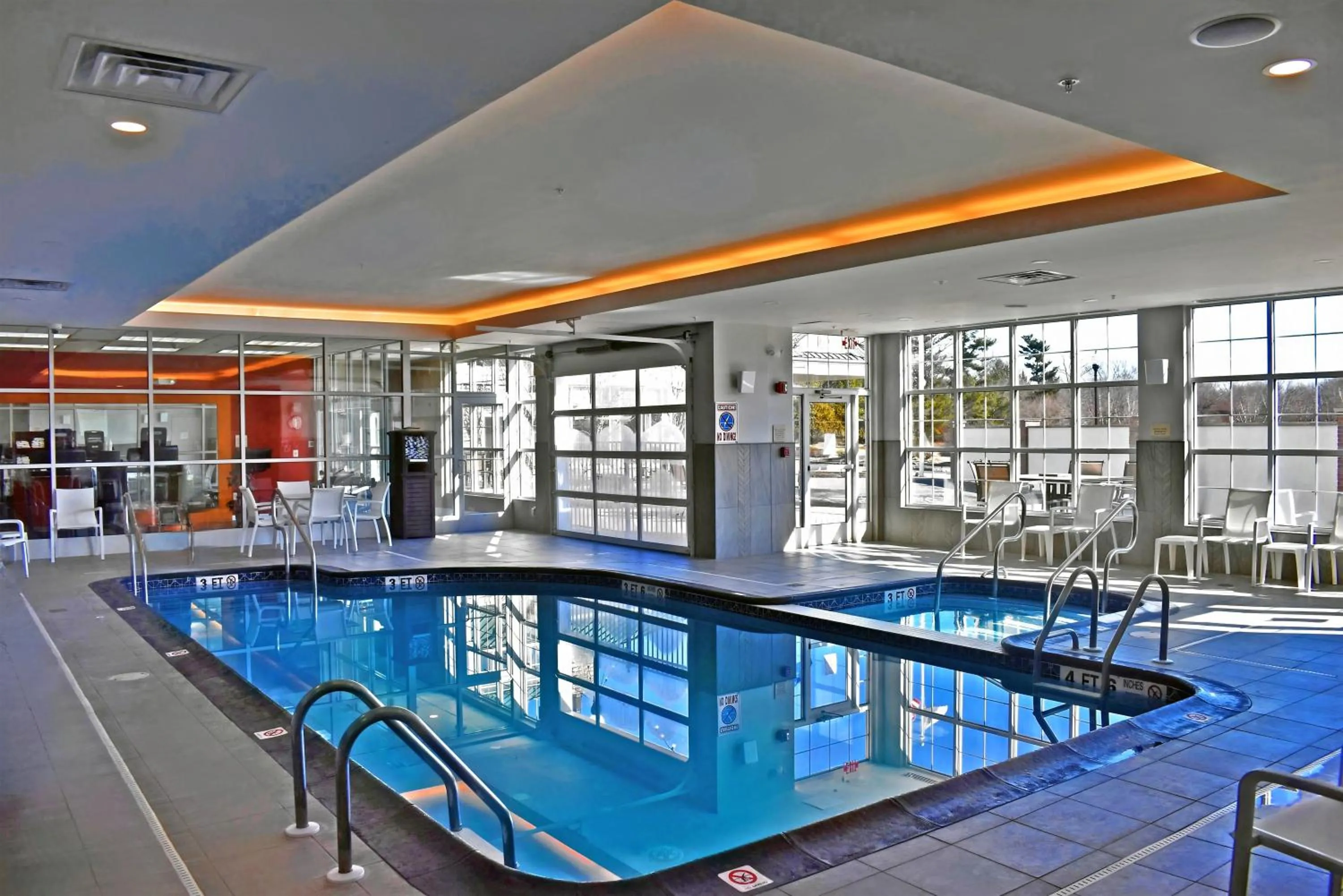 Swimming pool in Hilton Garden Inn Hamilton
