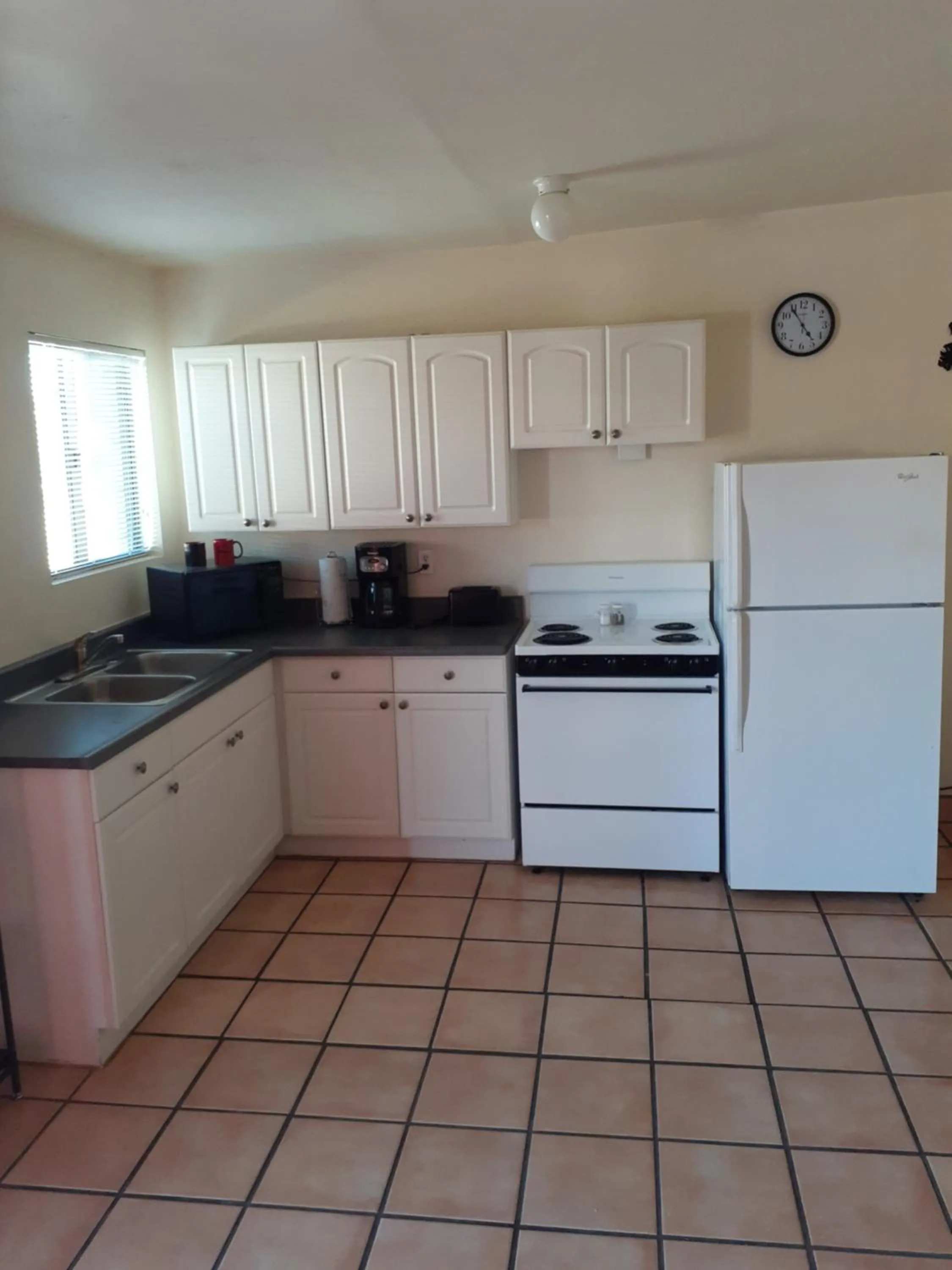 Kitchen or kitchenette in Stagecoach Suites