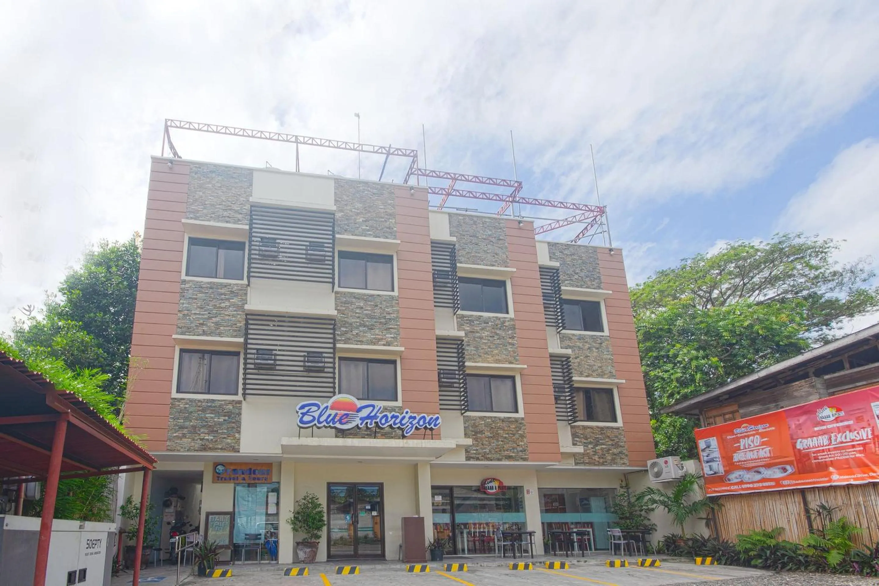 Facade/entrance in OYO 567 Blue Horizon Hostel