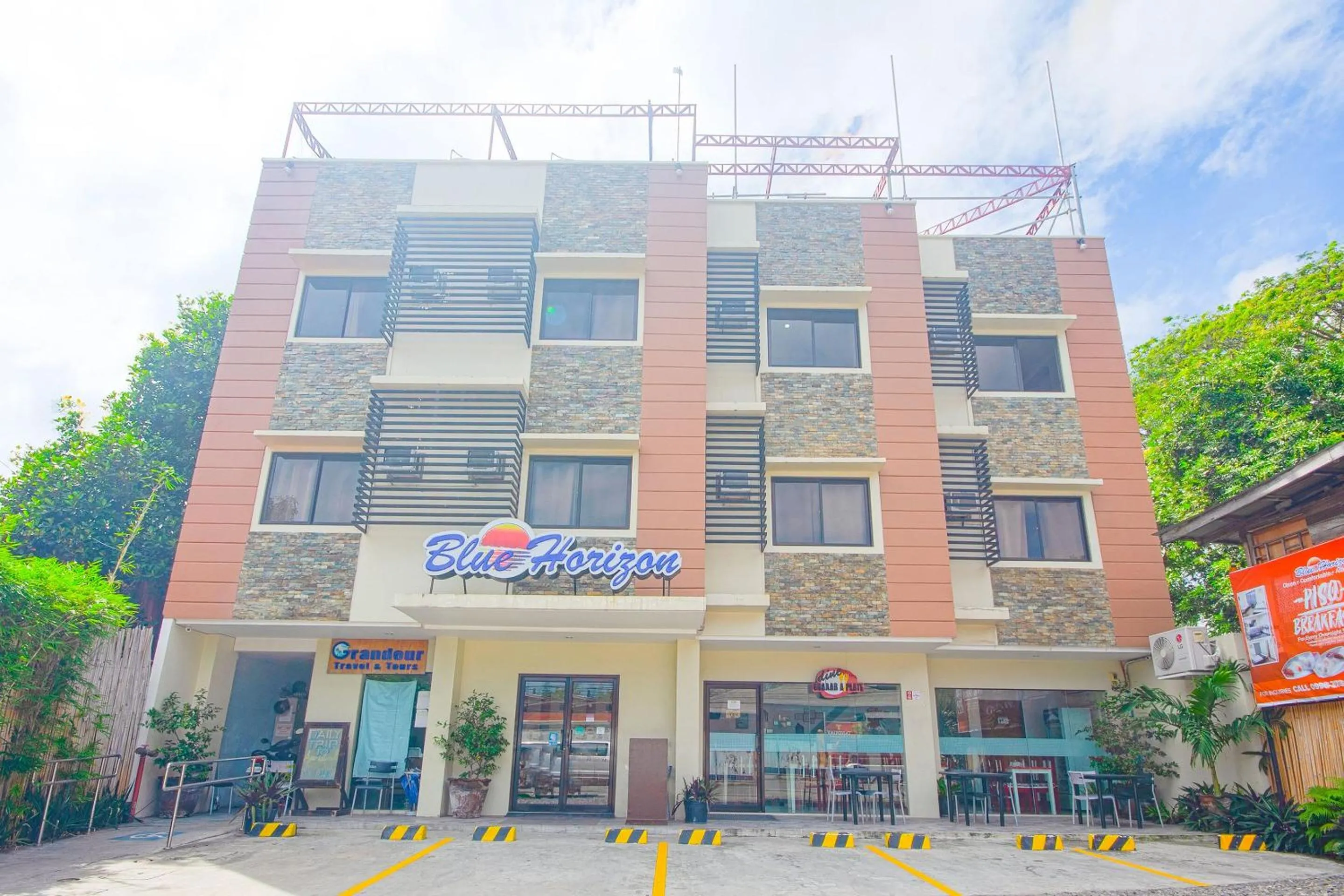 Facade/entrance in OYO 567 Blue Horizon Hostel