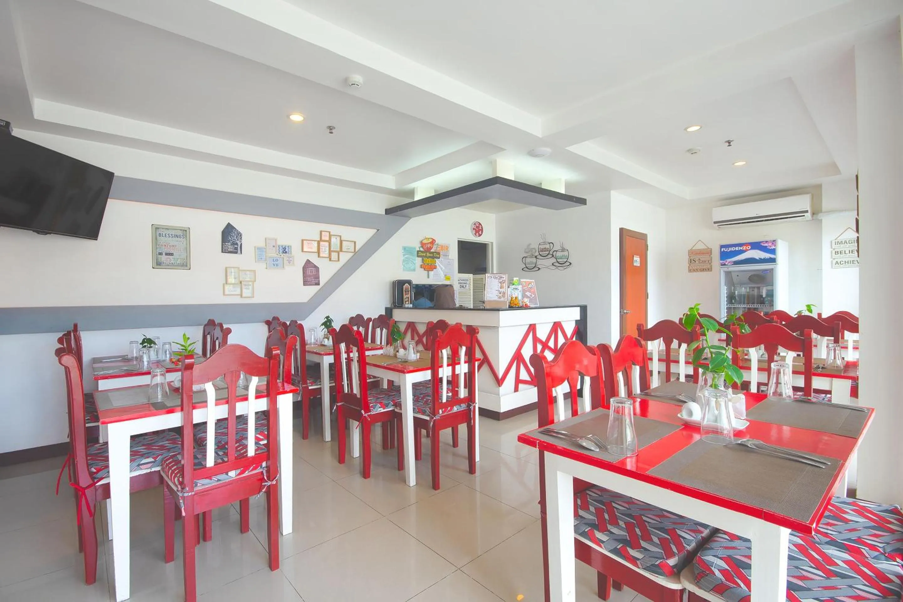 Restaurant/places to eat in OYO 567 Blue Horizon Hostel