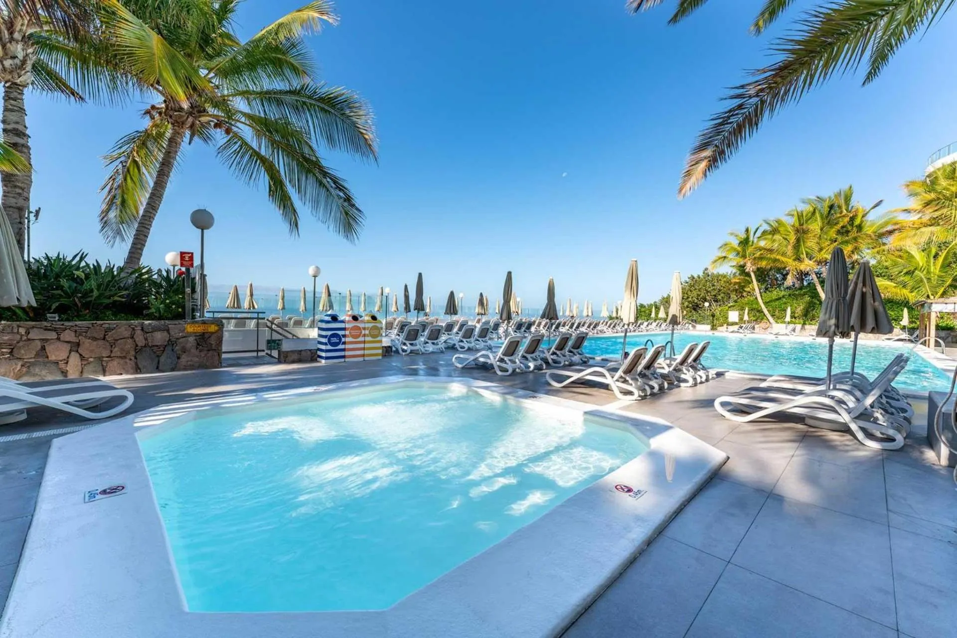 Swimming pool in Servatur Altamar