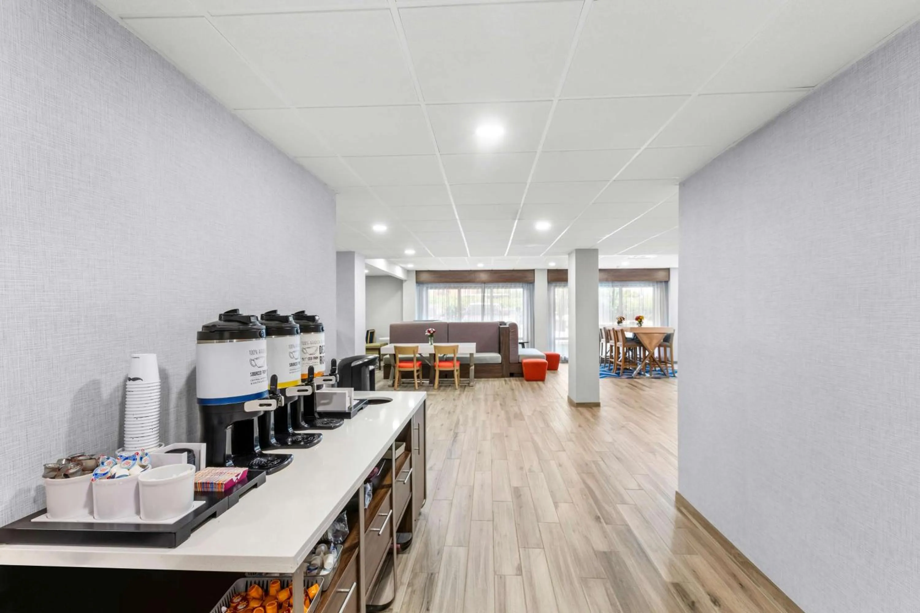 Dining area in Hampton Inn Knoxville-Airport