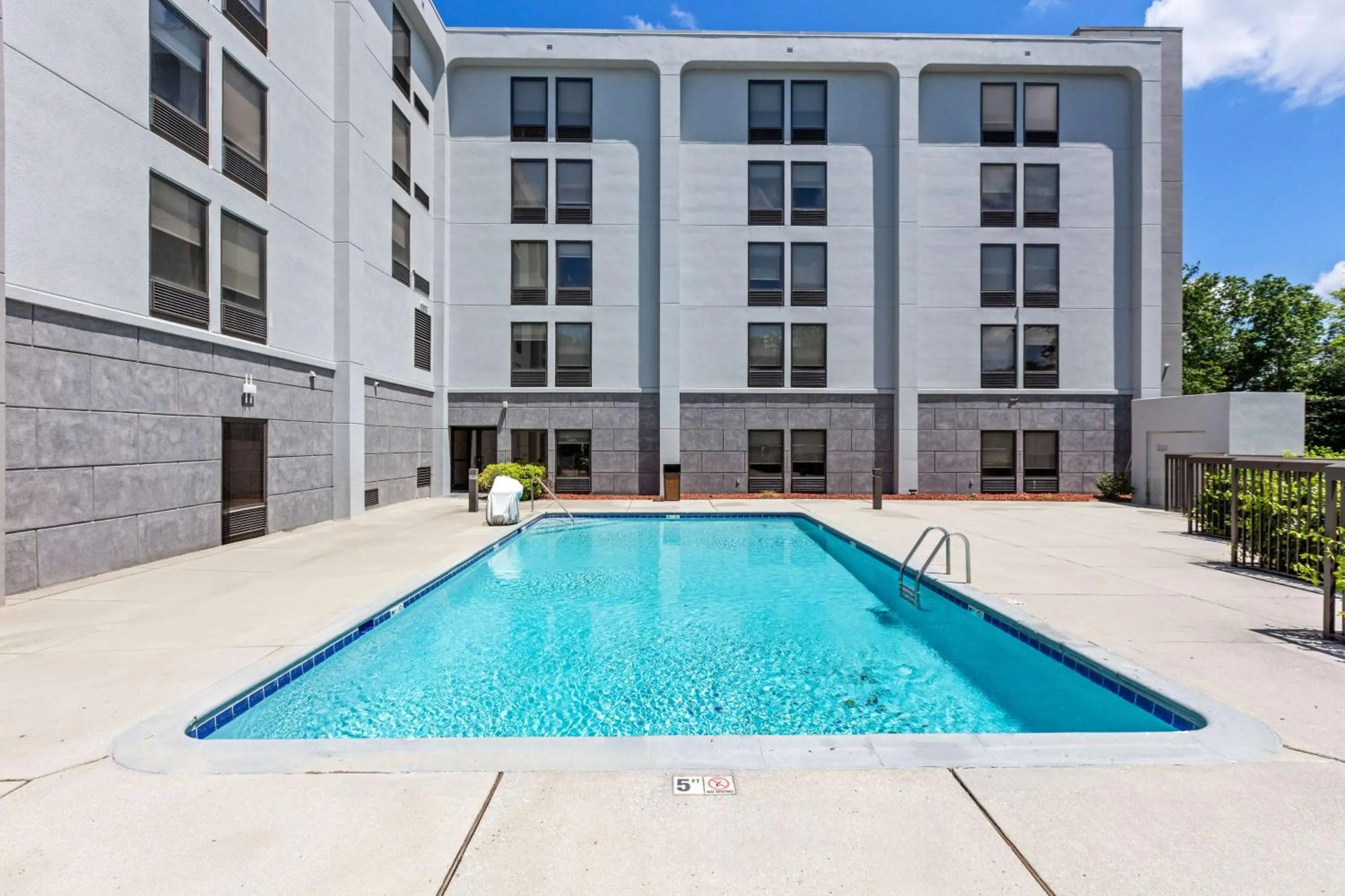 Pool view in Hampton Inn Knoxville-Airport