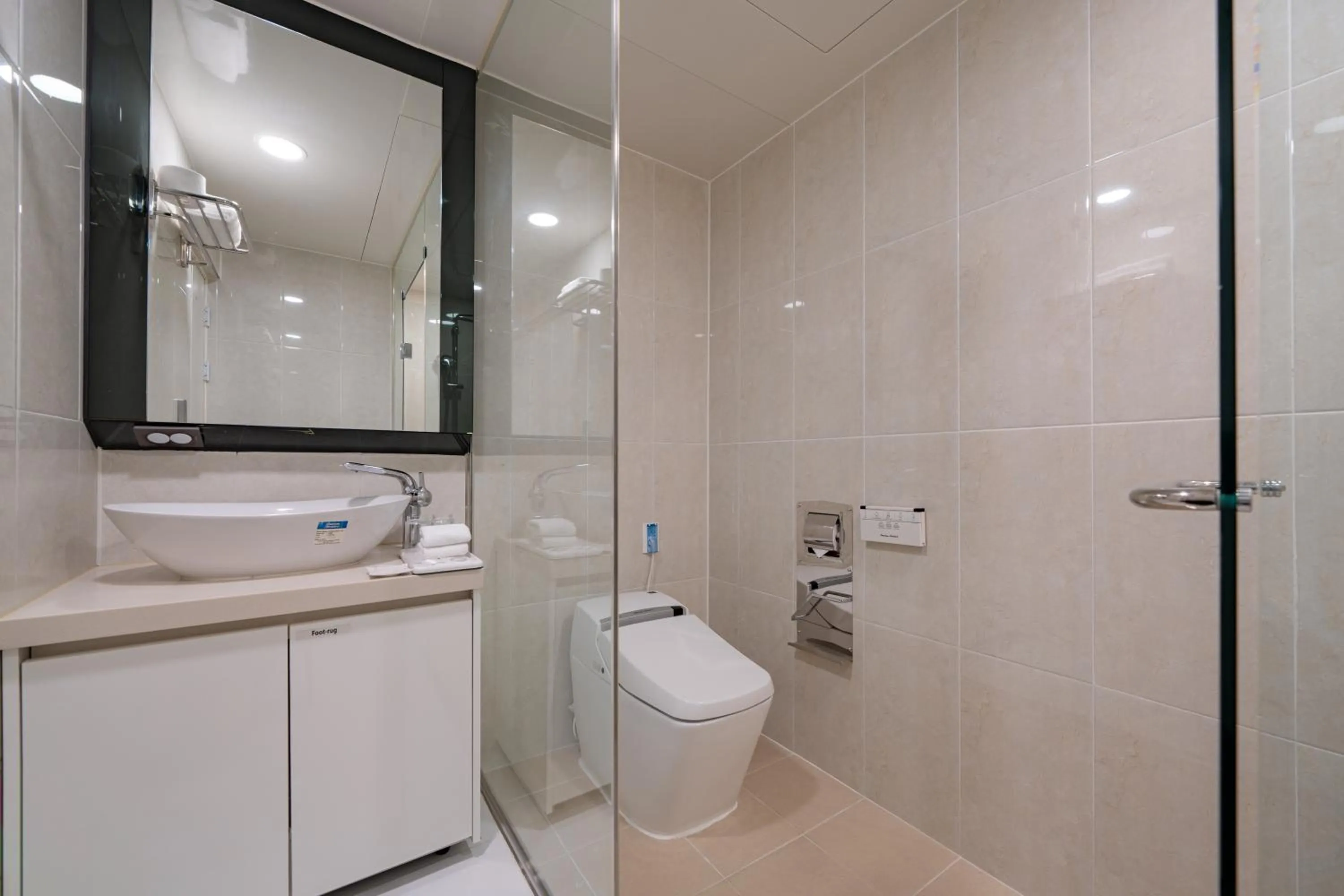 Toilet in Hotel Stayon