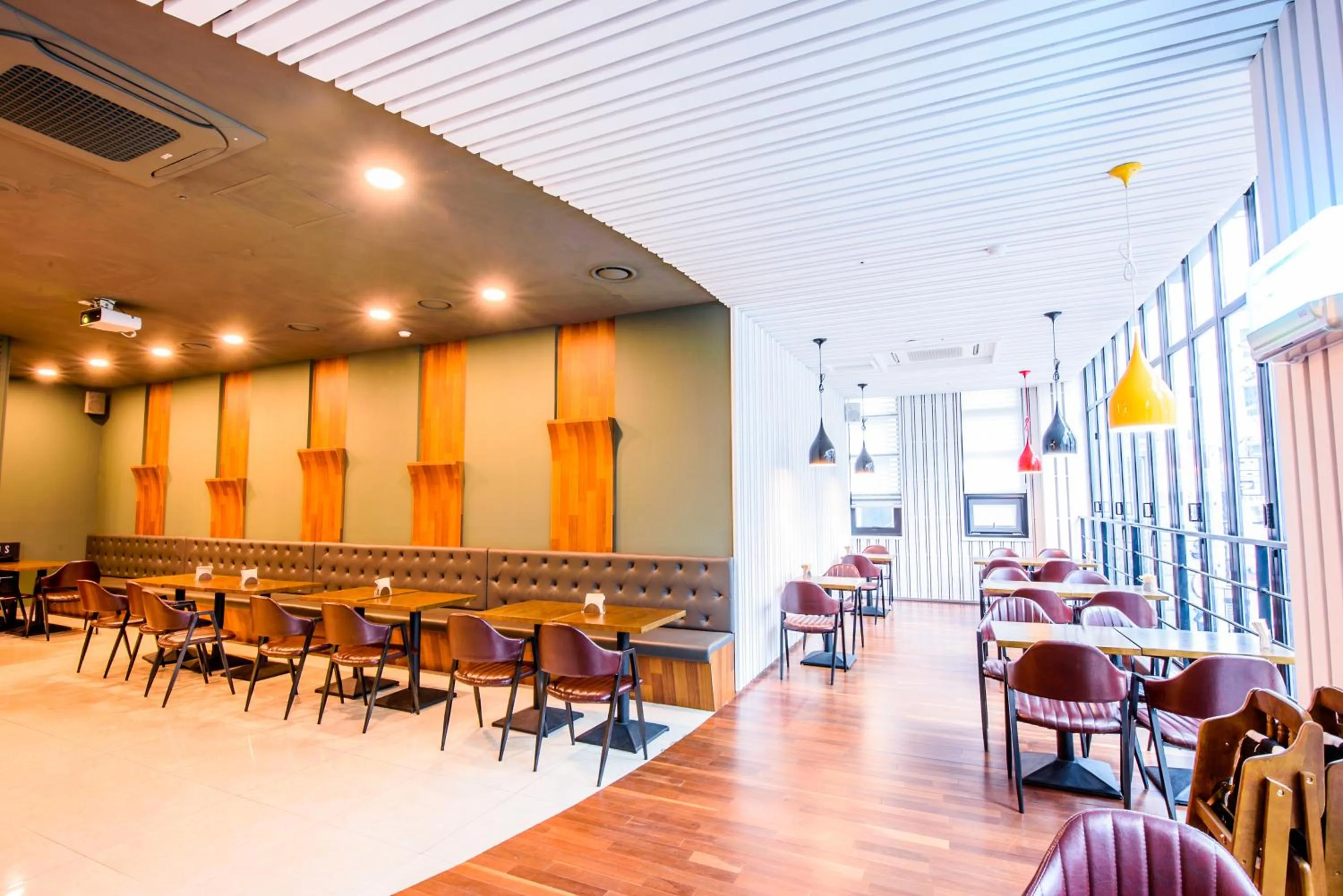 Restaurant/places to eat in Hotel Stayon