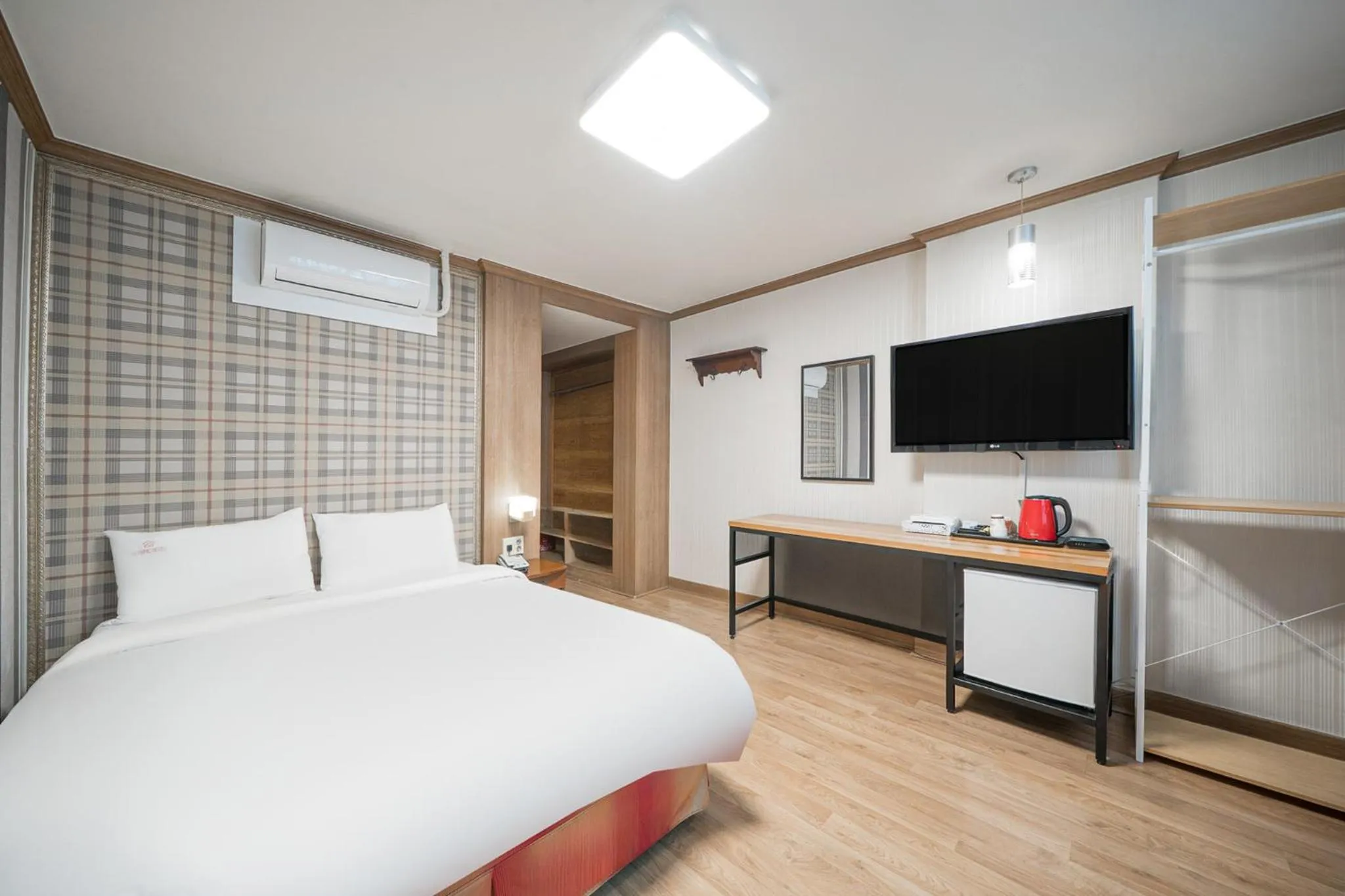 Bedroom, Bed in Changwon Olympic Hotel
