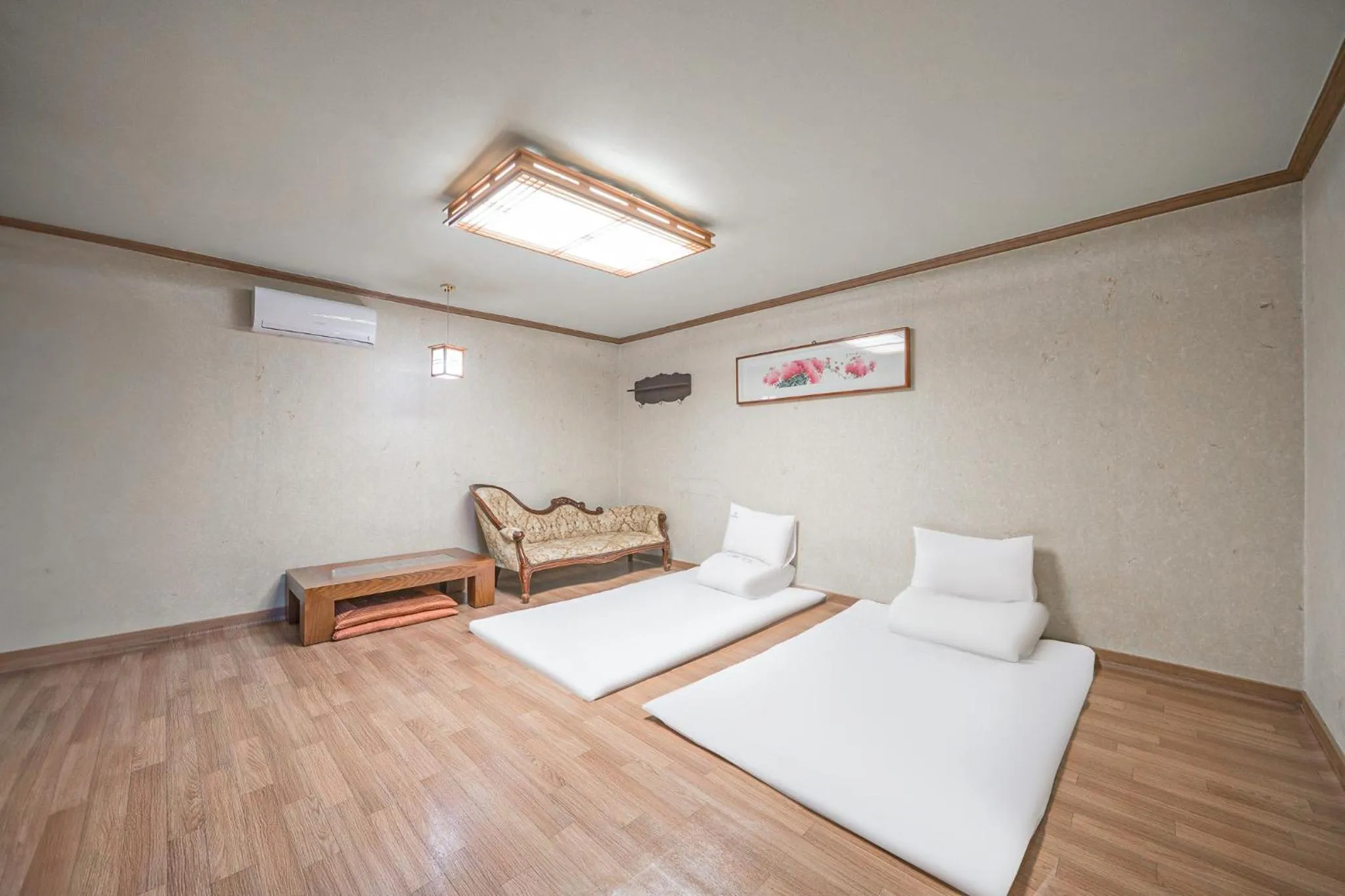 Photo of the whole room, Bed in Changwon Olympic Hotel
