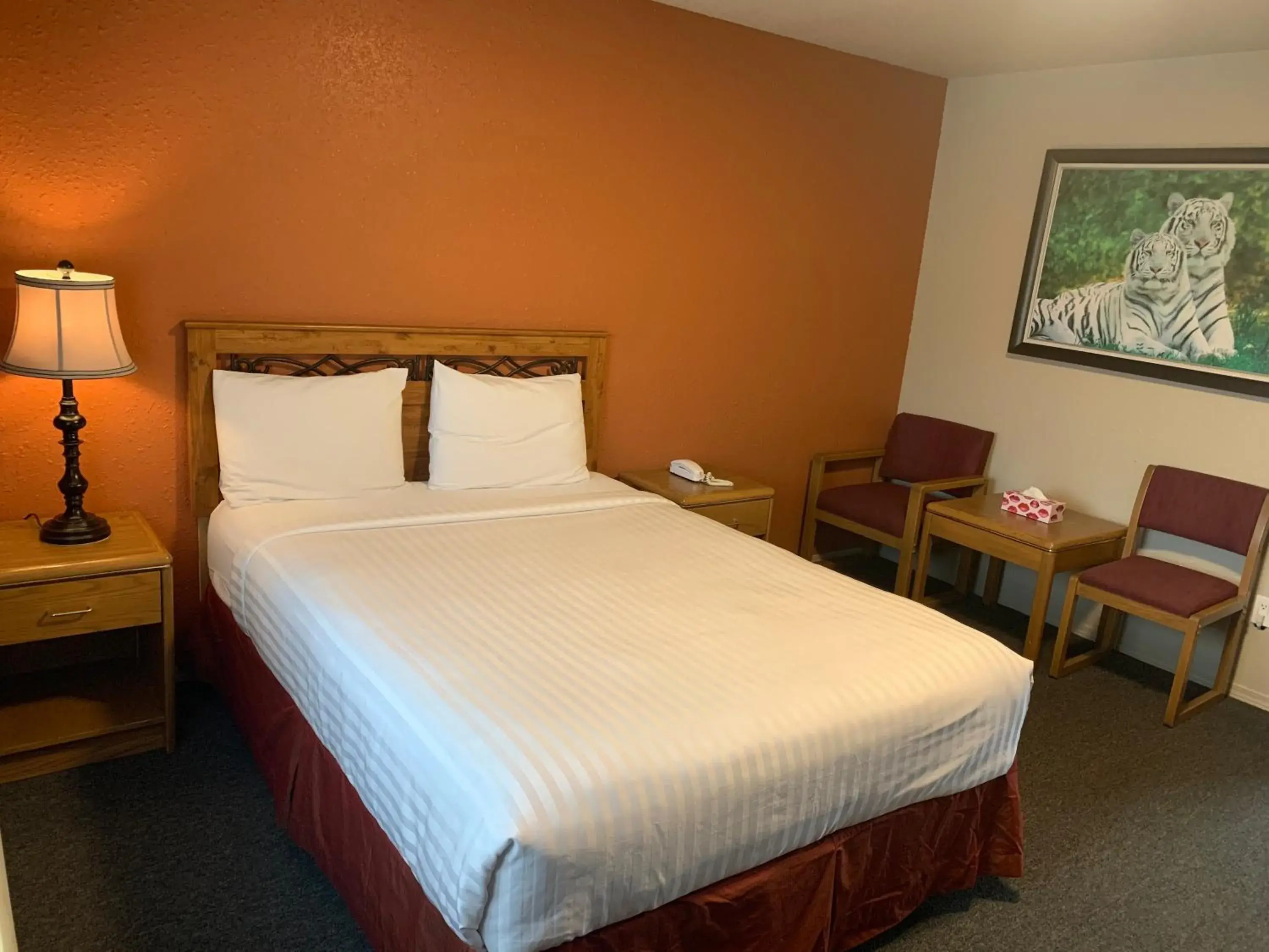 Queen Room in Lake Country Inn Queen Room in Lake Country Inn