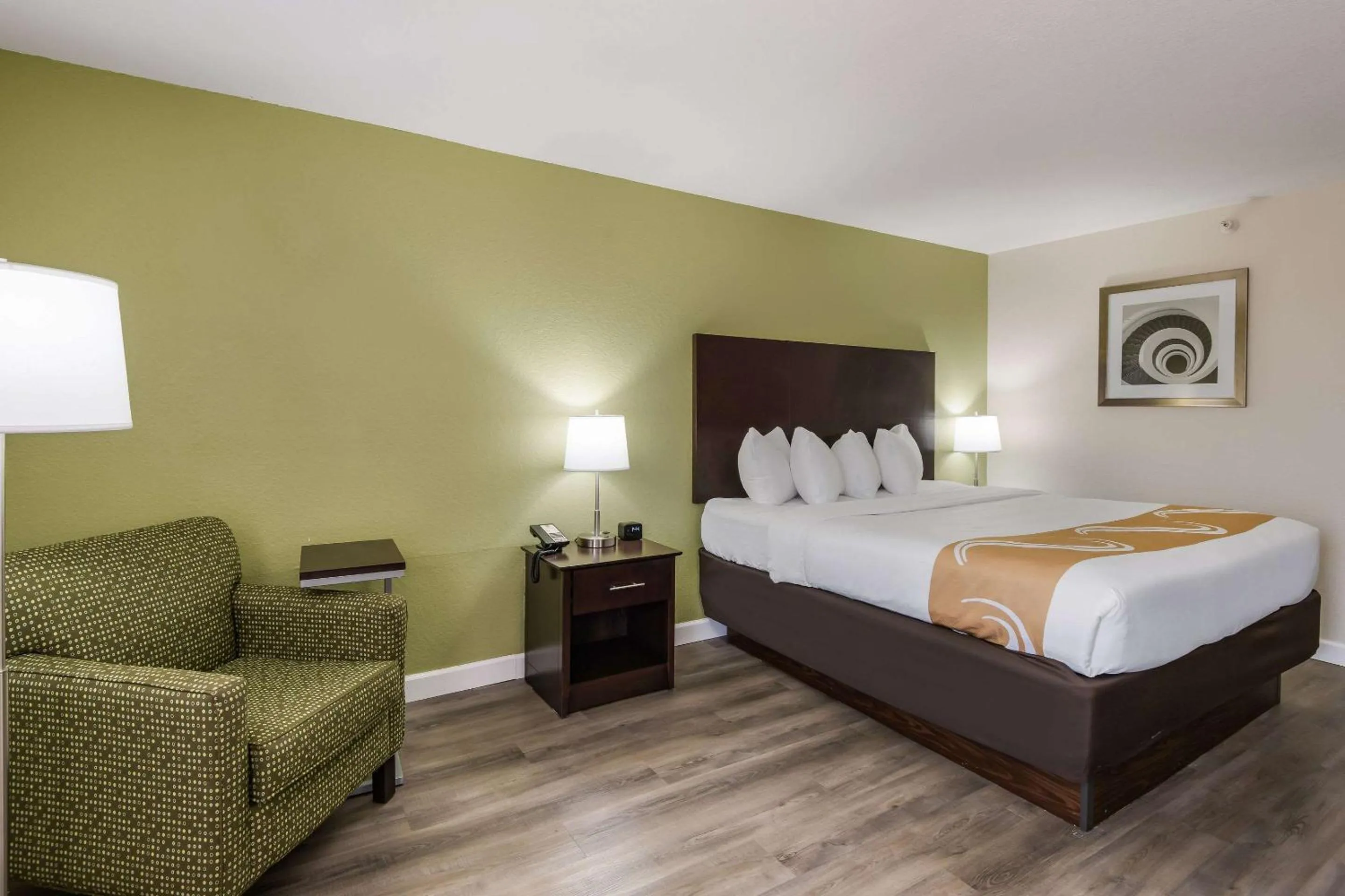 Bedroom, Bed in Quality Inn & Suites Quincy - Downtown