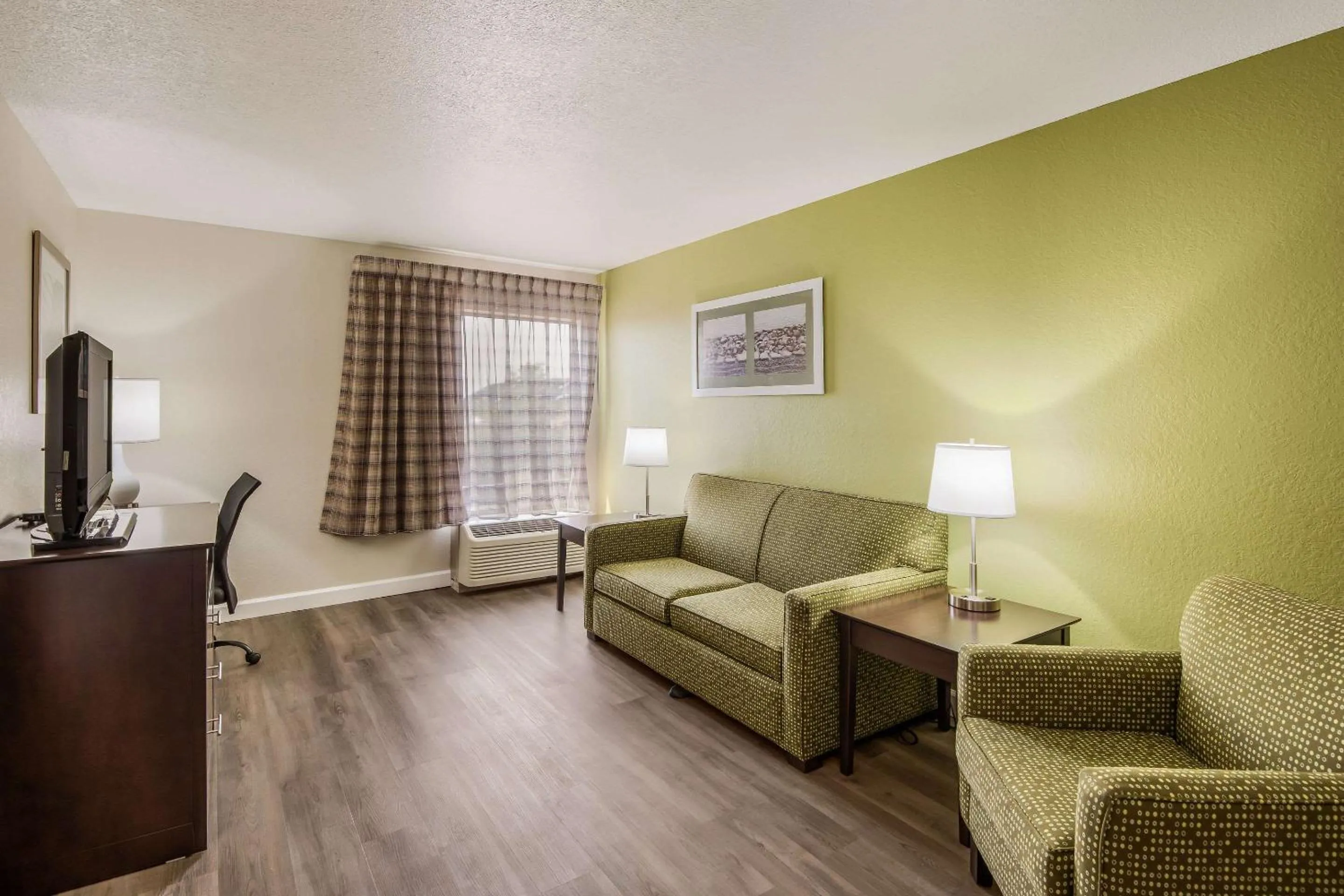 Bedroom in Quality Inn & Suites Quincy - Downtown