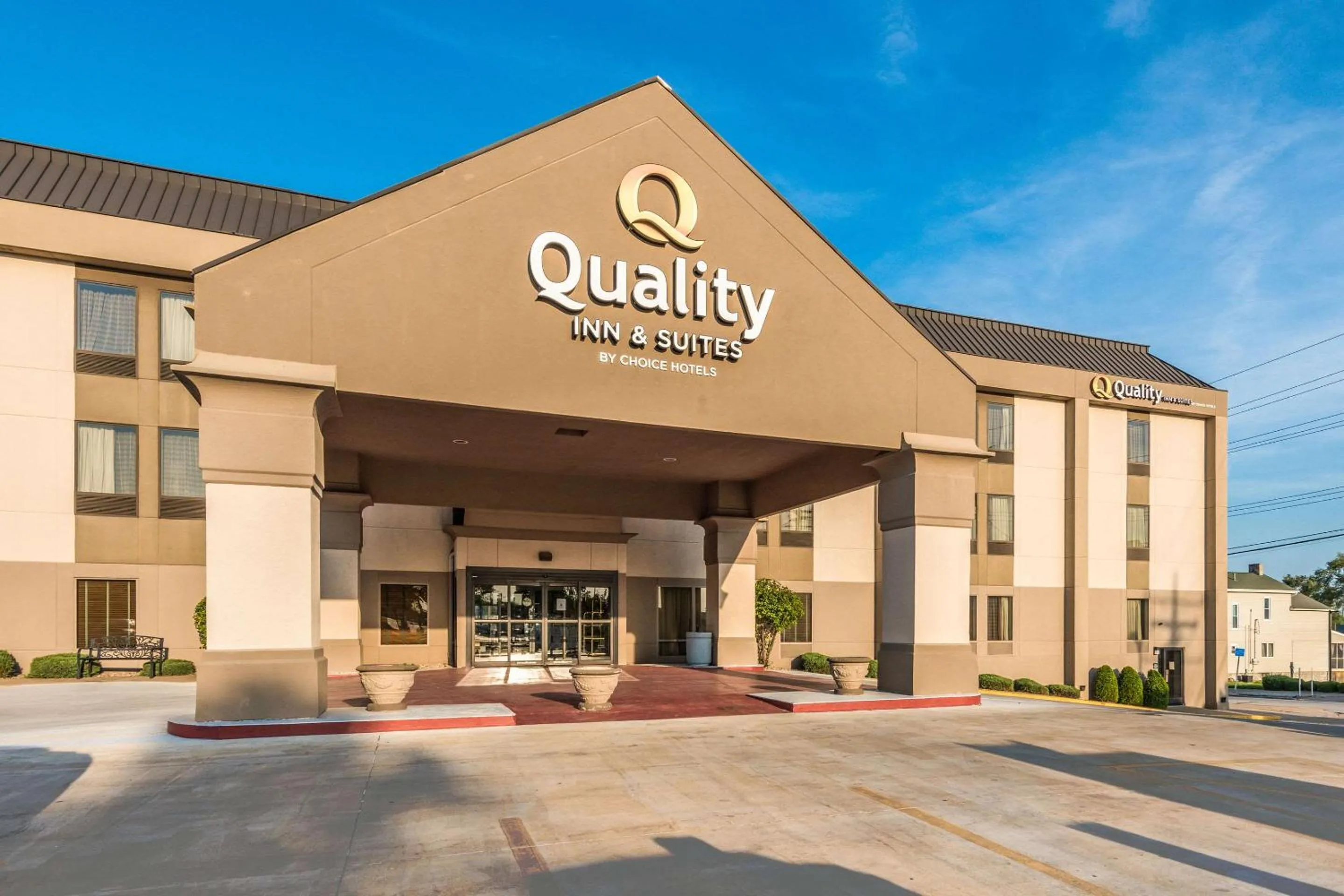 Property building in Quality Inn & Suites Quincy - Downtown