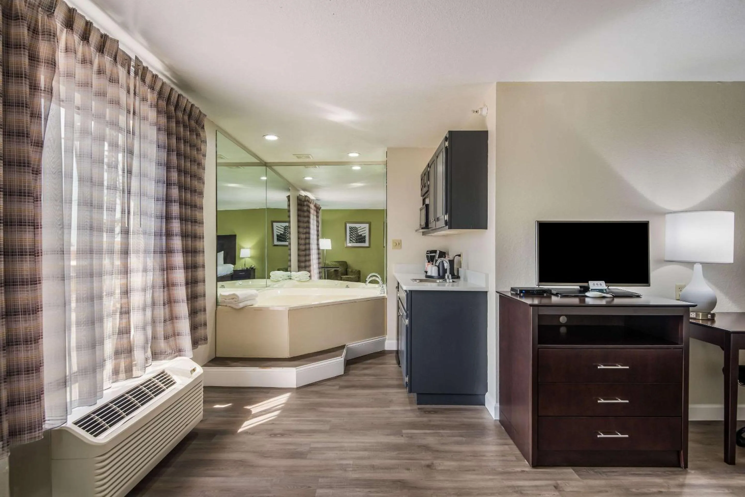 Bedroom, Bed in Quality Inn & Suites Quincy - Downtown