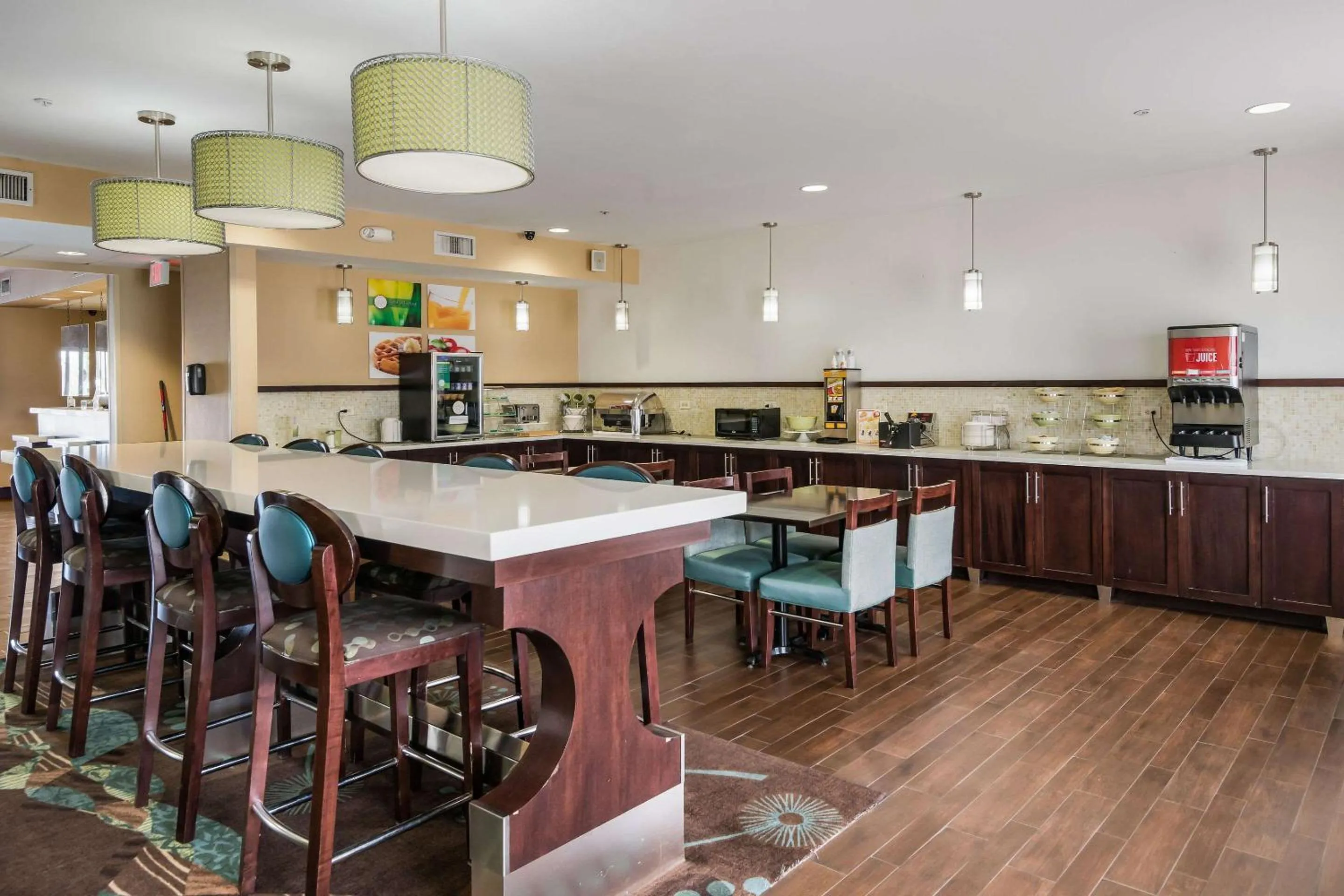 Breakfast in Quality Inn & Suites Quincy - Downtown