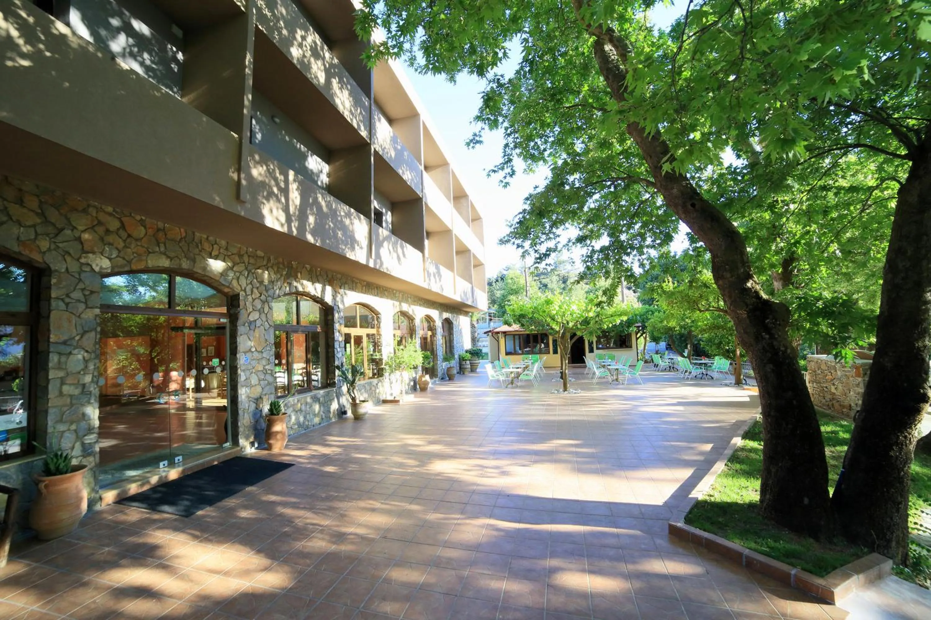 Facade/entrance in Idi Hotel