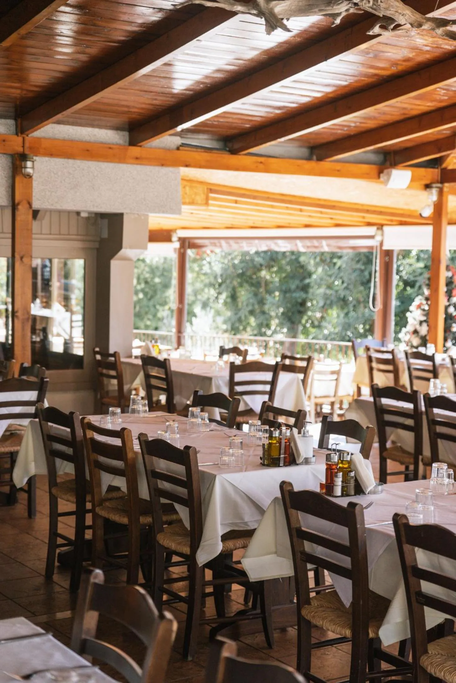 Restaurant/places to eat in Idi Hotel