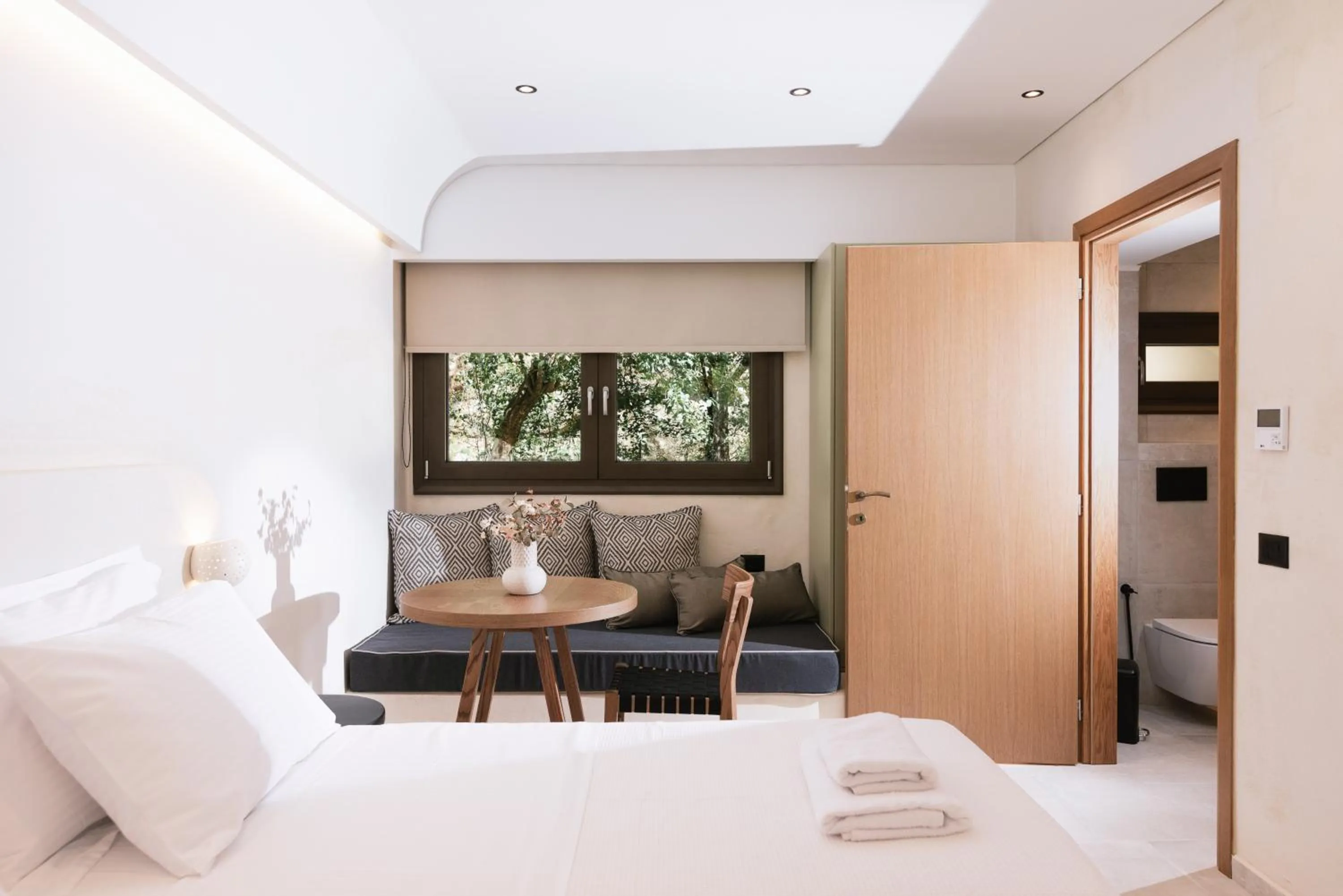 Seating area, Bed in Idi Hotel